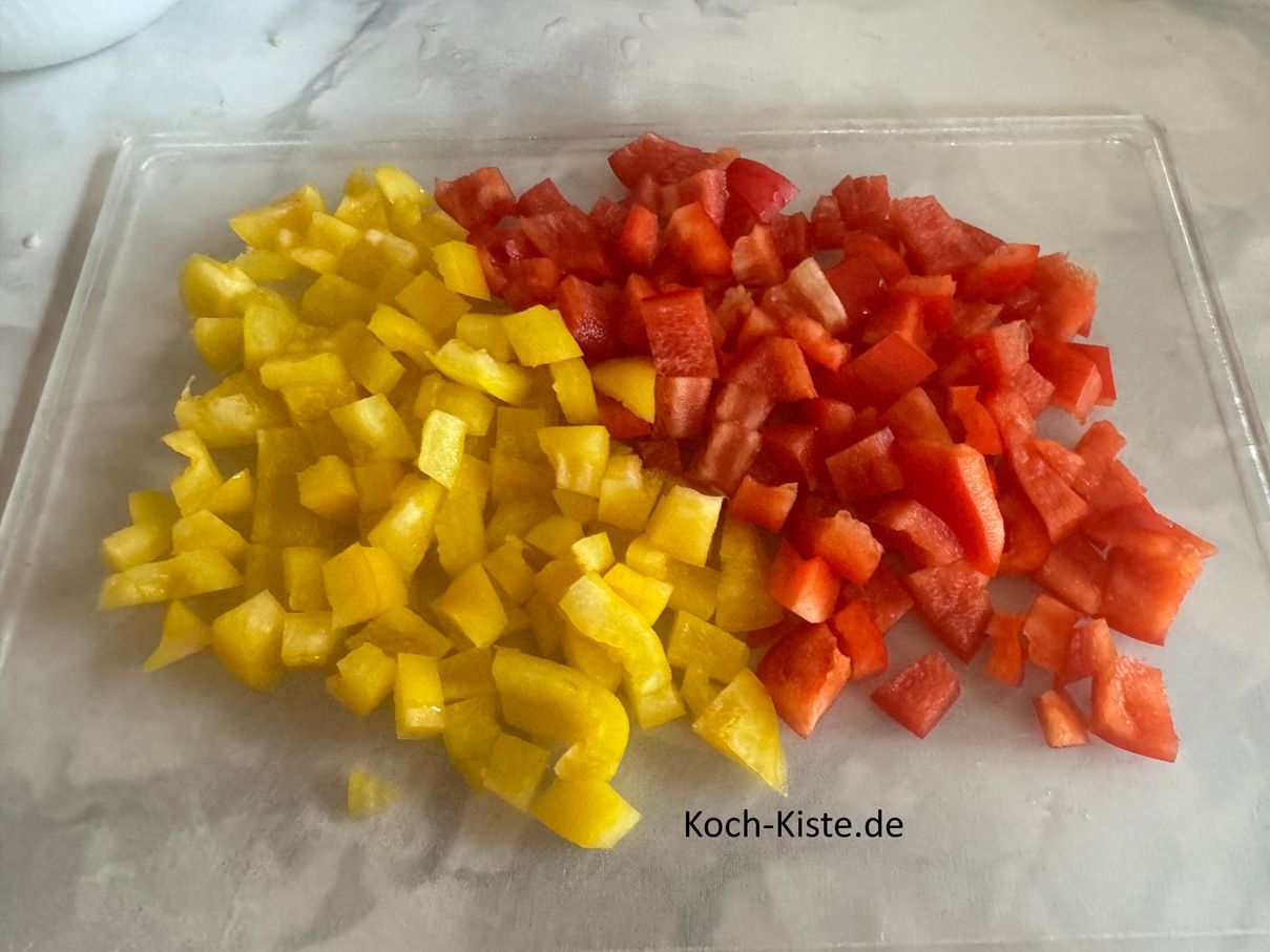 wiederhole die Vorgänge bis die beide Paprikas in Stücke geschnitten sind.