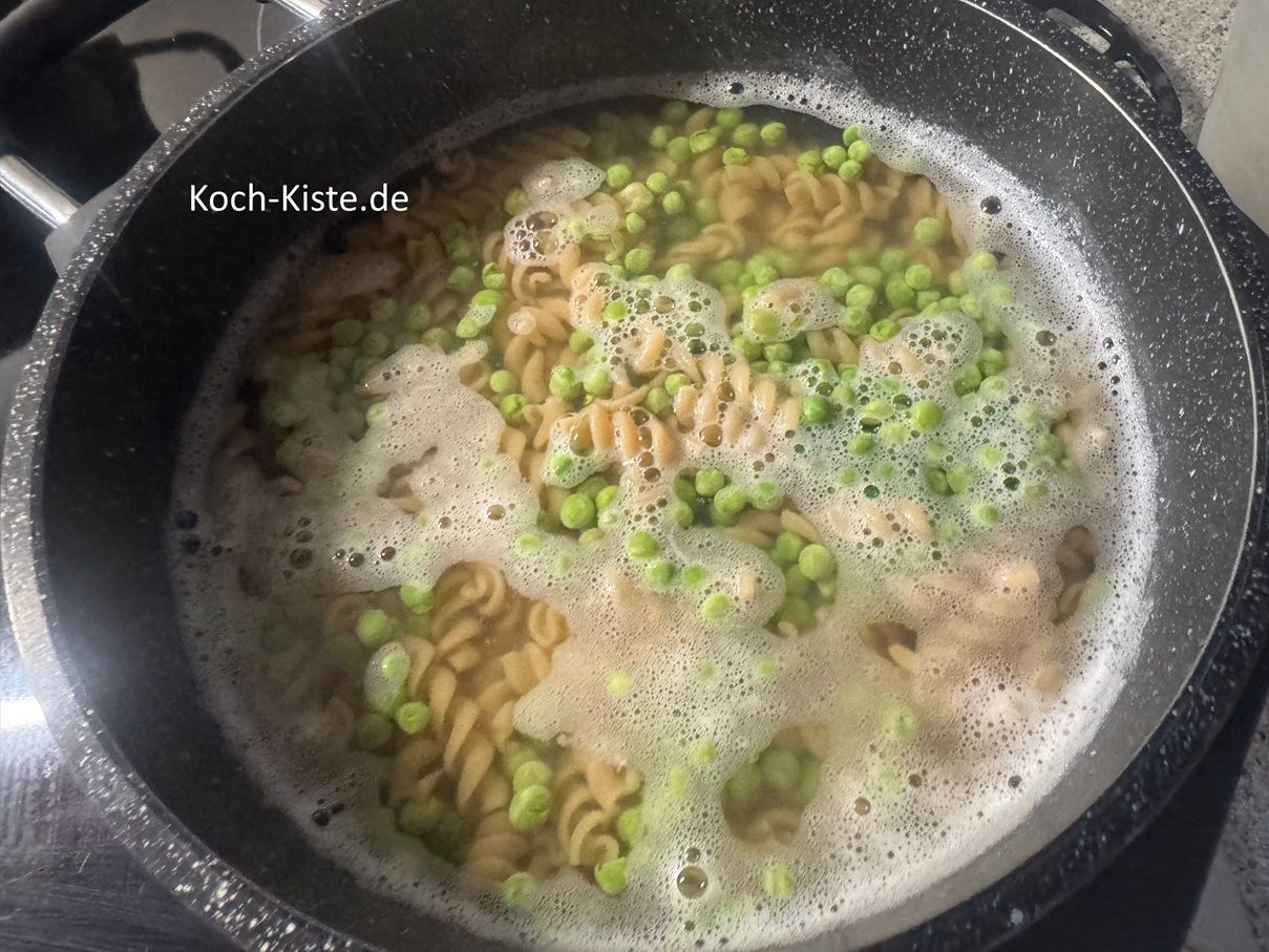 und die andere Hälfte Nudeln zu den Vollkornnudeln und lasse alles noch 5 Minuten weiter kochen