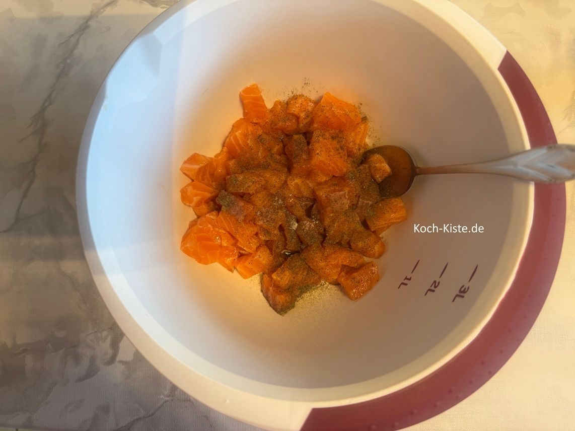 dann Salz und Pfeffer - verrühre alles mmiteinander.