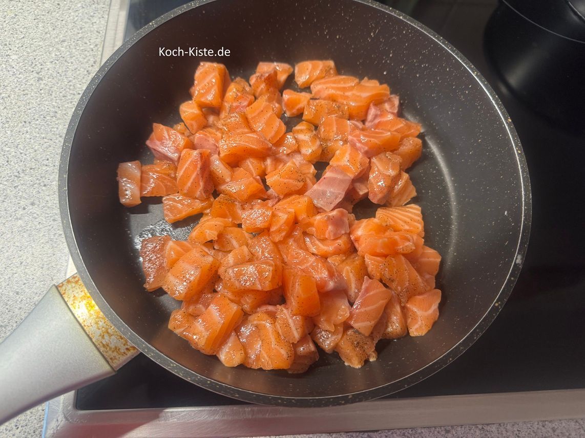 gebe die Lachsfiletstücke in die Pfanne mit der heißen Pflanzencreme