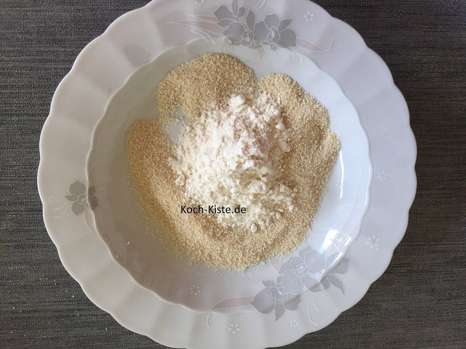 in einen tiefen Teller Paniermehl und Mehl geben