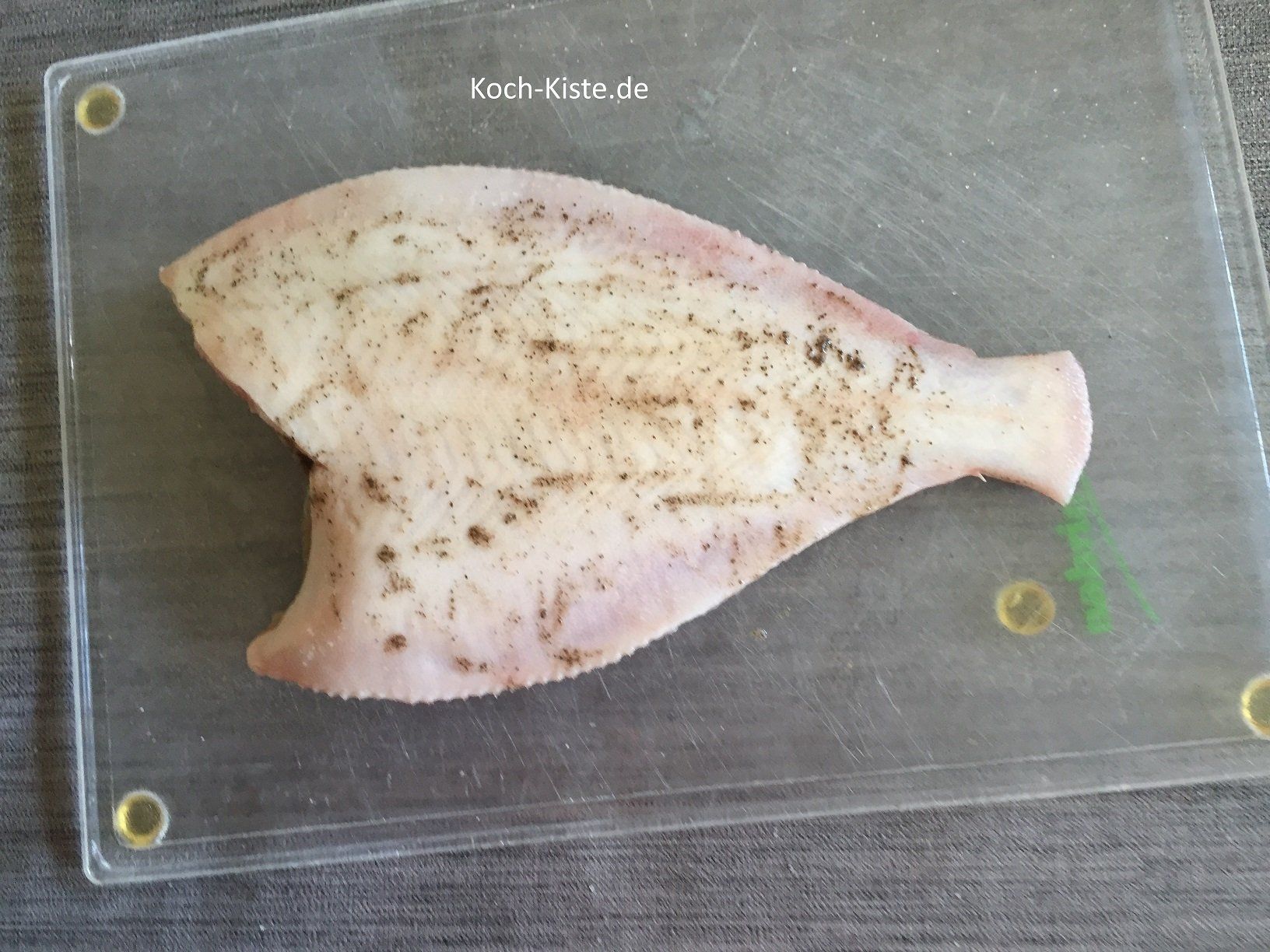 die Scholle von beiden Seiten mit Salz und Pfeffer würzen