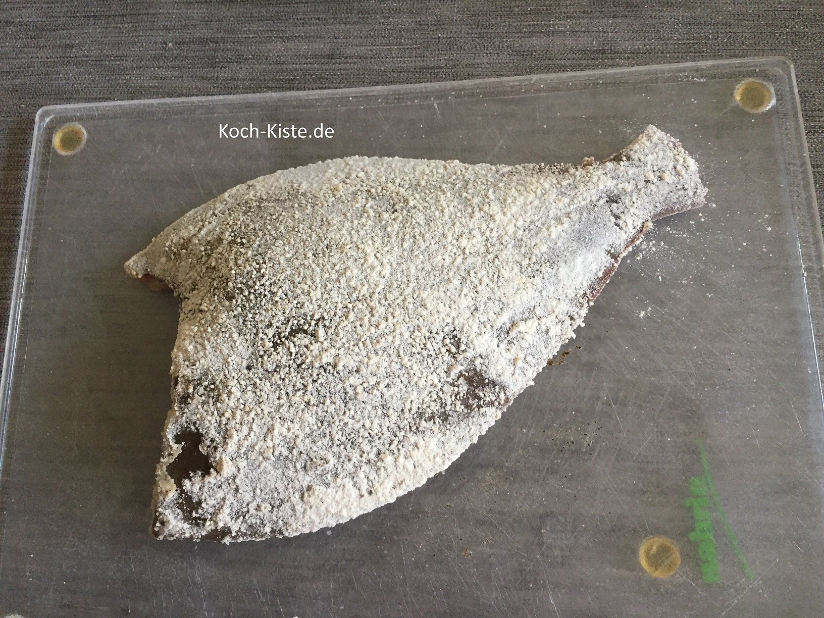 die Scholle von beiden Seiten in dem Paniermehl-Mehl-Gemisch wenden