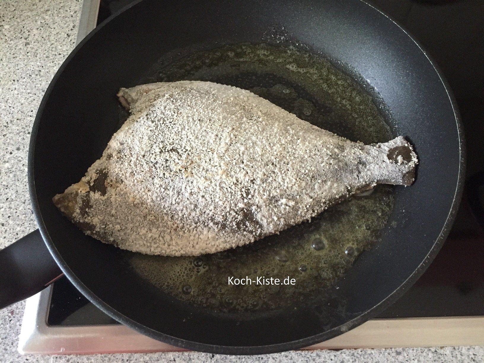 dei Scholle mit der hellen Seite zuerst in die Pfanne geben und ca. 4 Minuten braten- dann wenden und nochmals 4 Minuten braten