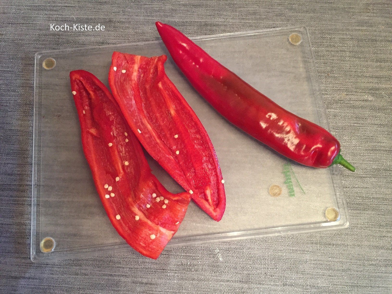 Spitzpaprika halbieren