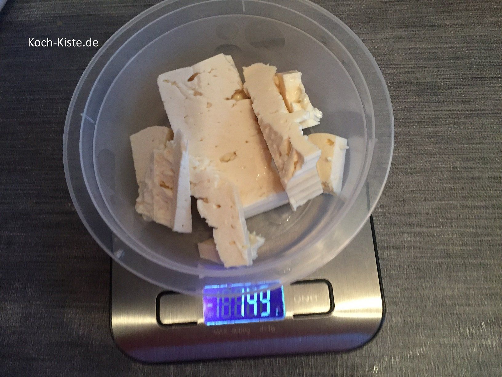 Schafskäse abwiegen