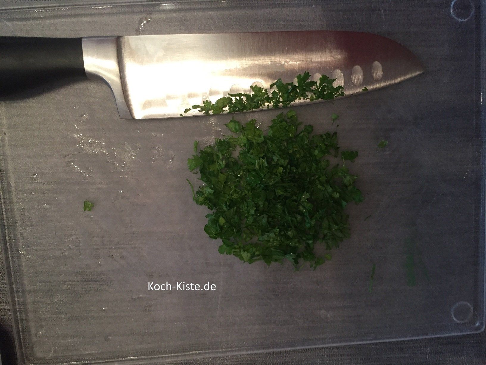 Petersilie abspülen, trocken schütteln und klein hacken