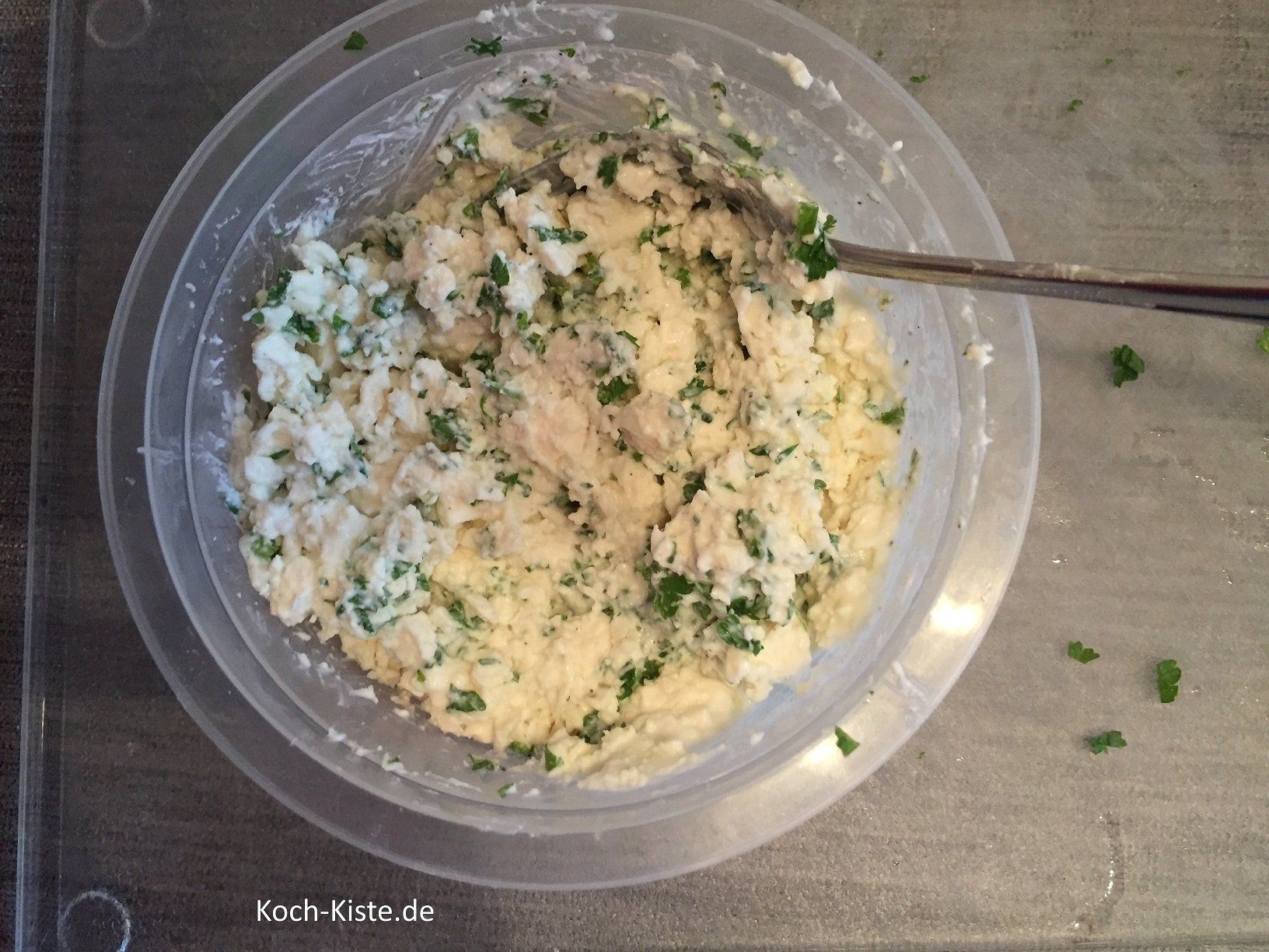 Schafs- und Frischkäse mit der gehackten Petersilie verrühren