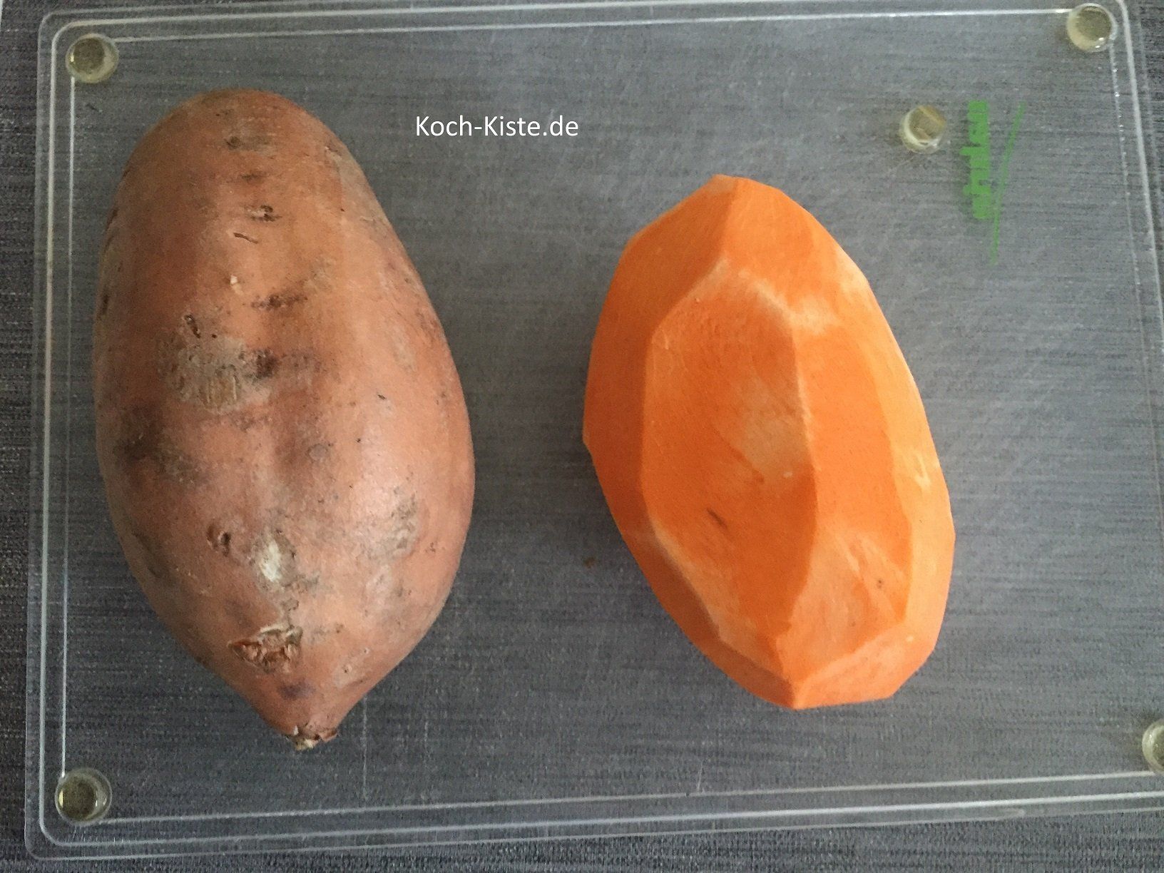 beginne damit die Süßkartoffeln zu schälen