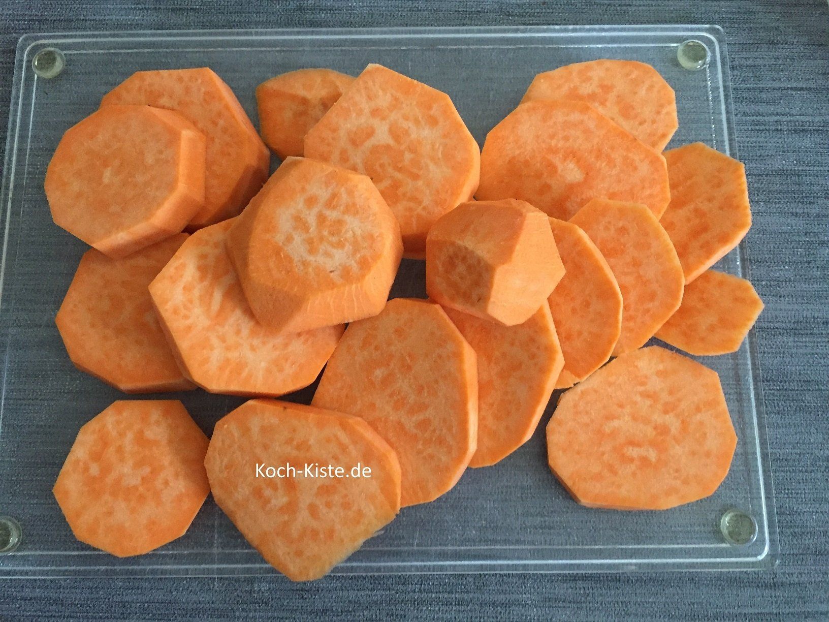 schneide die Süßkartoffeln in dicke Scheiben