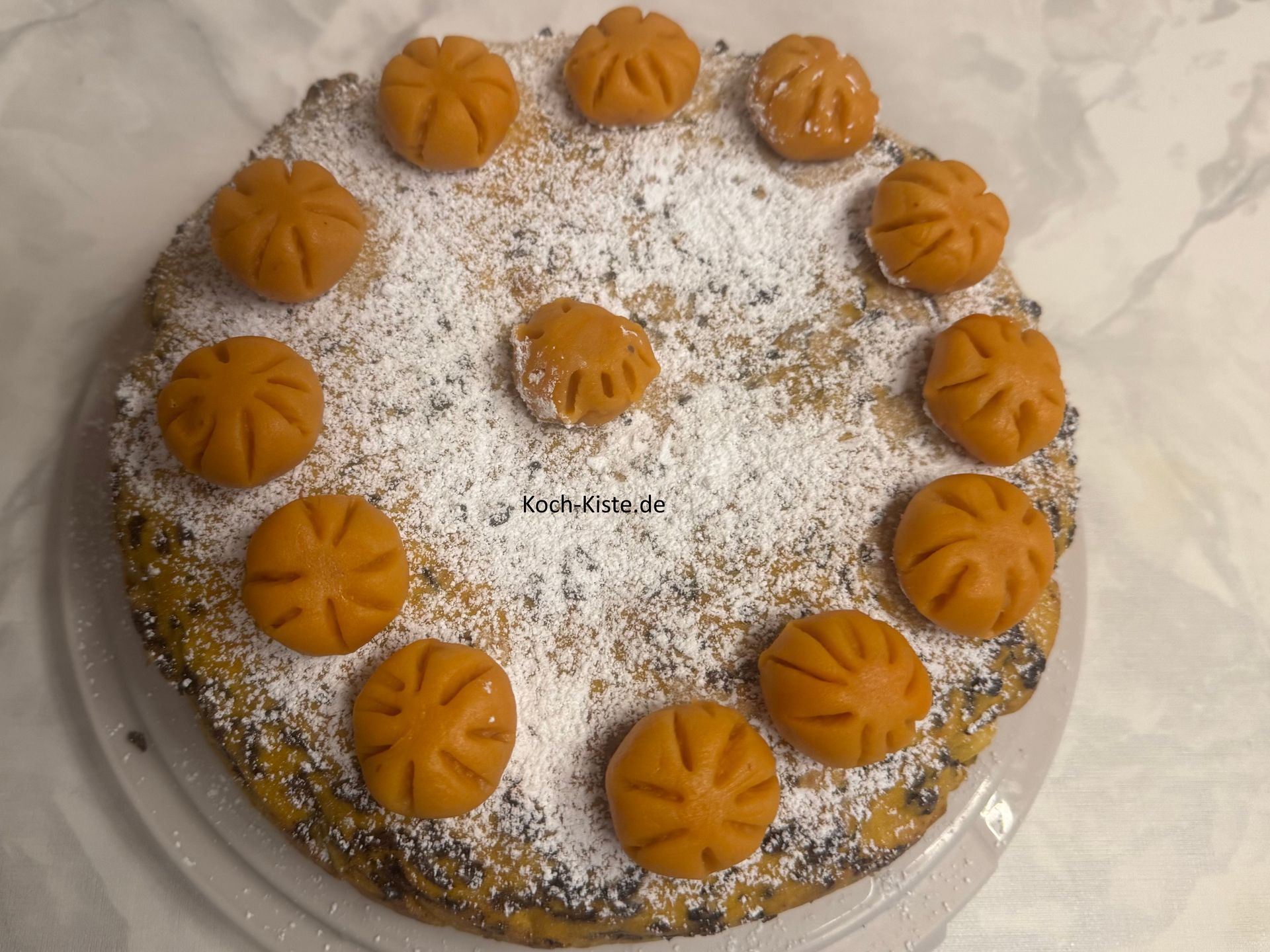 und setze die Marzipan Kürbisse oben auf. Achtung - erst wenn der Kürbis Gewürzkuchen gut abgeühlt ist !!