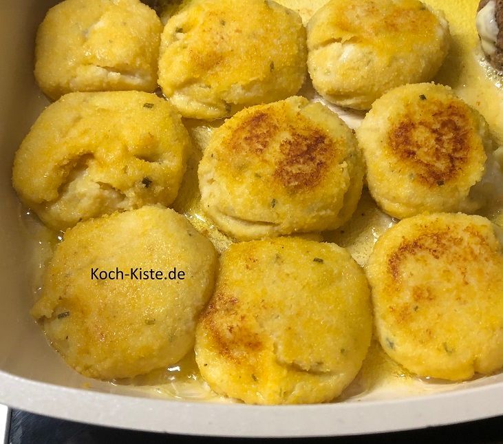 gebe die Kartoffel-Bällchen in die Pfanne und brate sie knusprig
