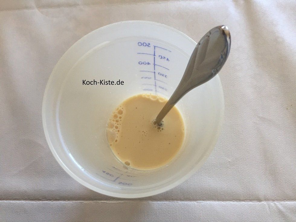 Puddingpulver mit Milch glatt rühren