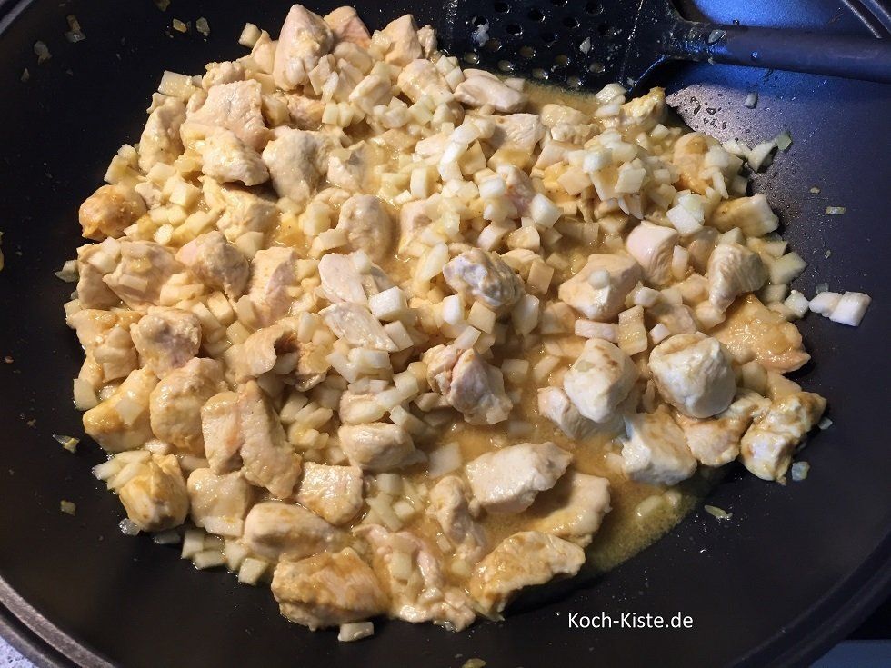 Bananenstücke und Apfelstücke mit anbraten