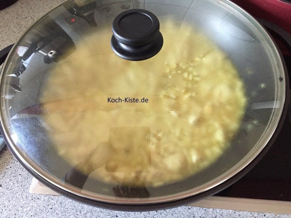 mit Deckel köcheln lassen