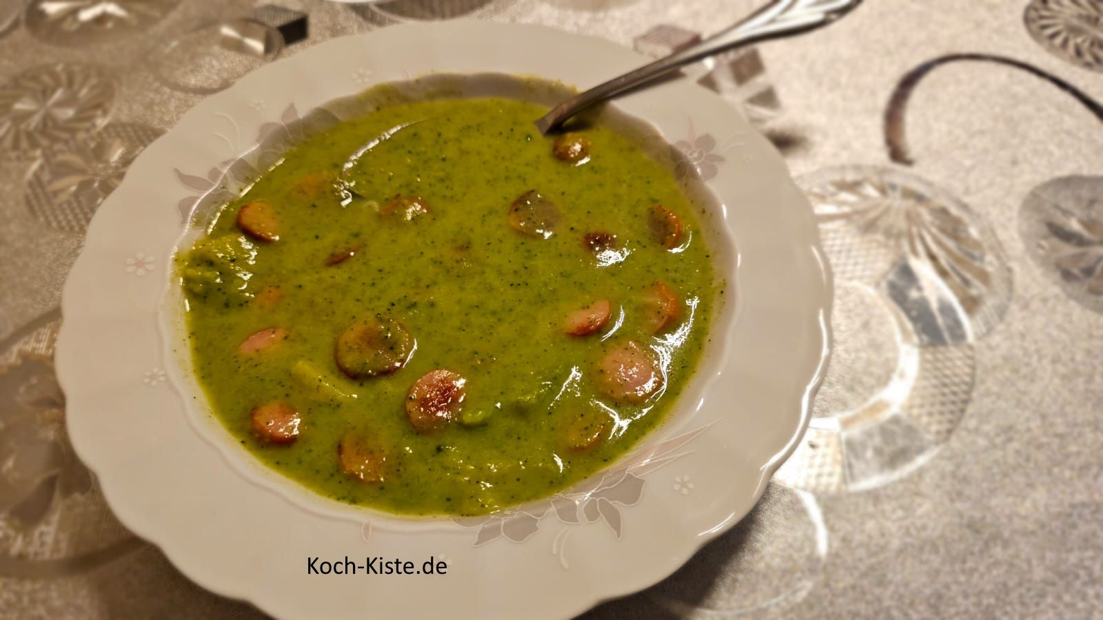 Brokkolisuppe mit gebratenen Würstchenscheiben