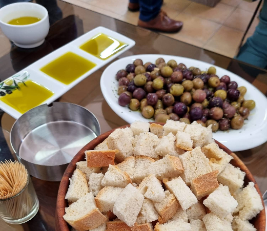 Olivenölverkostung Albanien