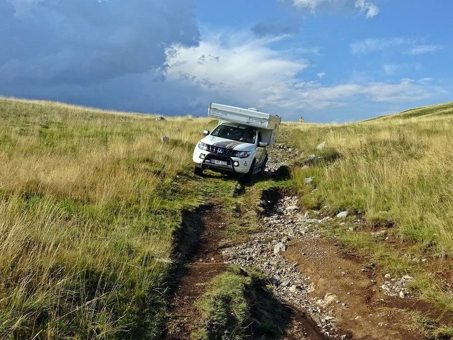 eine kurze Offroad-Passage auf einer Hochebene in Montenegro