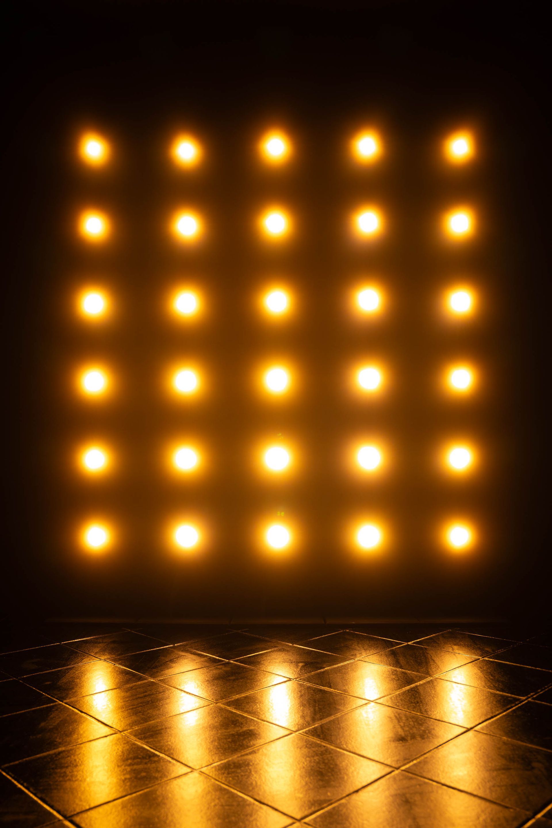 STUDIO 2 Black Room Warmweiß gerade Lichtsäulen