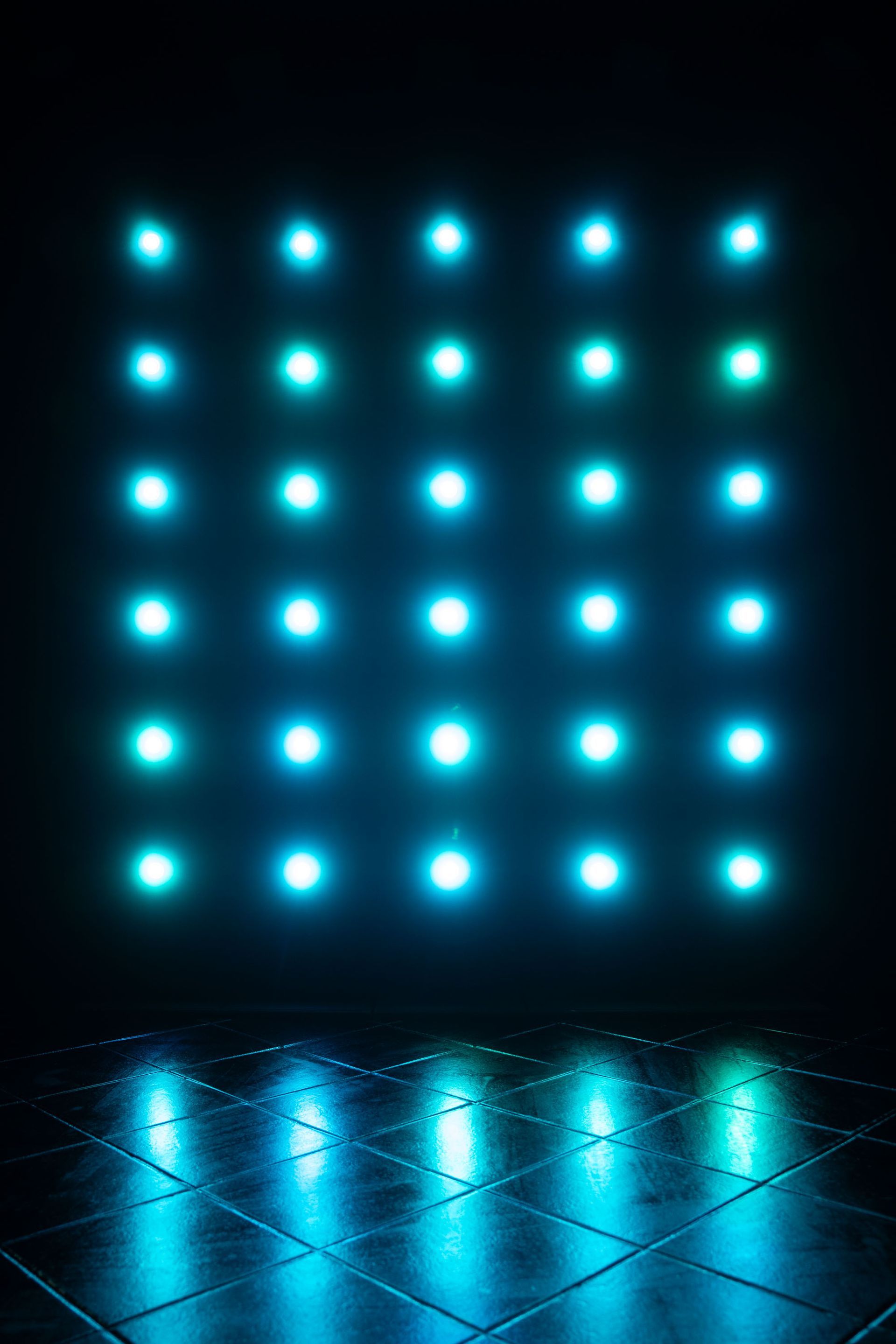 Leuchtende blaue LED-Quadrate mit starkem Bodenreflex in der flexiblen Dark Room, alle Farben einstellbar