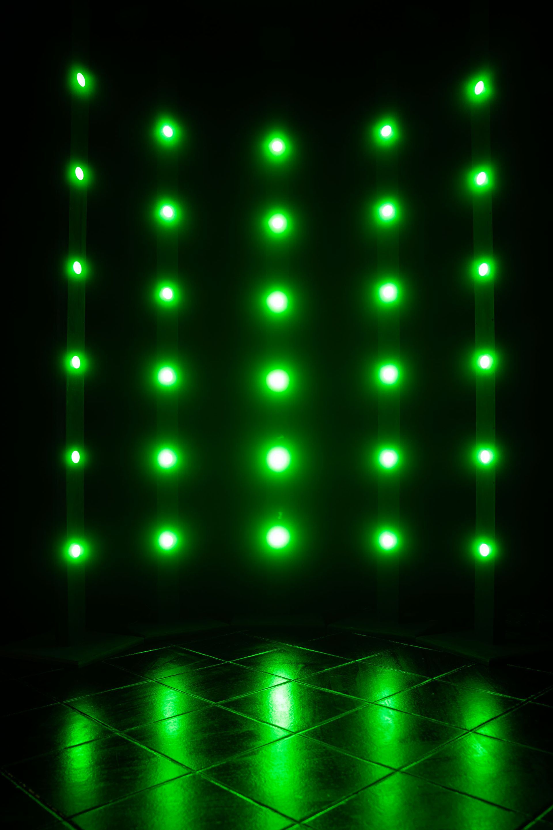 STUDIO 2 Black Room grün kreisförmig Lichtsäulen