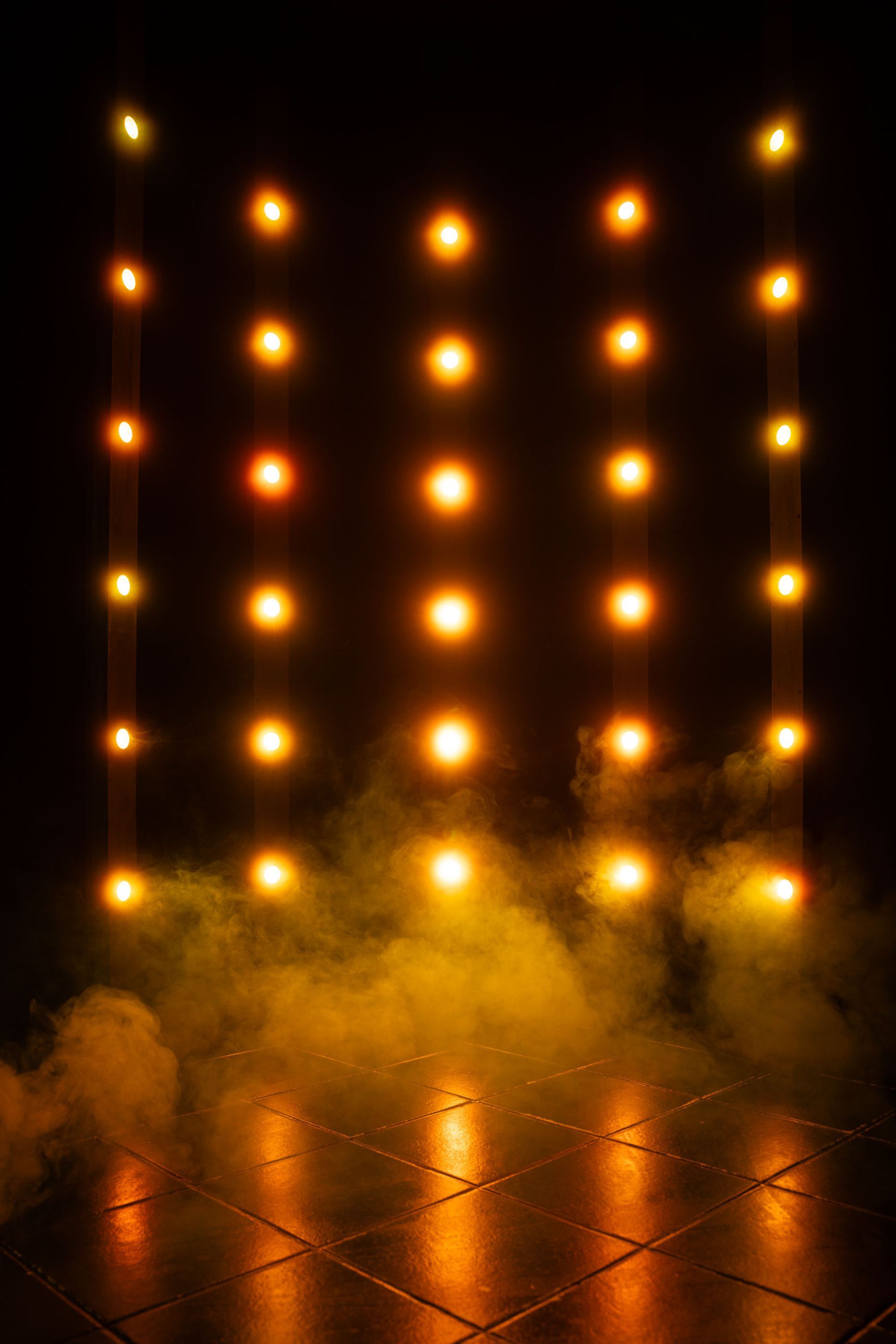 Warme orangefarbene LED-Wand mit dichtem Nebel in der Black Room, vollständig per Fernbedienung verstellbar