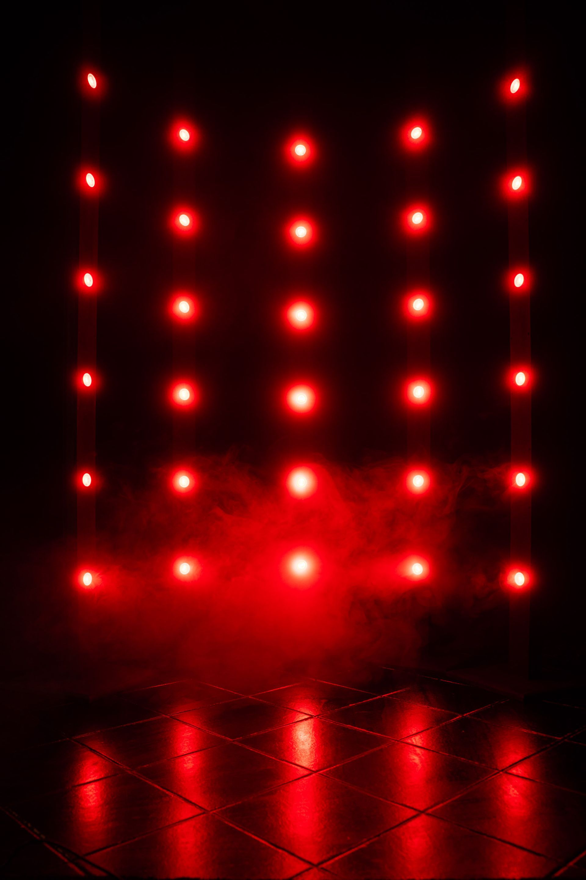 Leuchtende rote LED-Lichtwand mit Nebel-Effekt in der Black Room, einzeln per Fernbedienung steuerbare RGB-LEDs