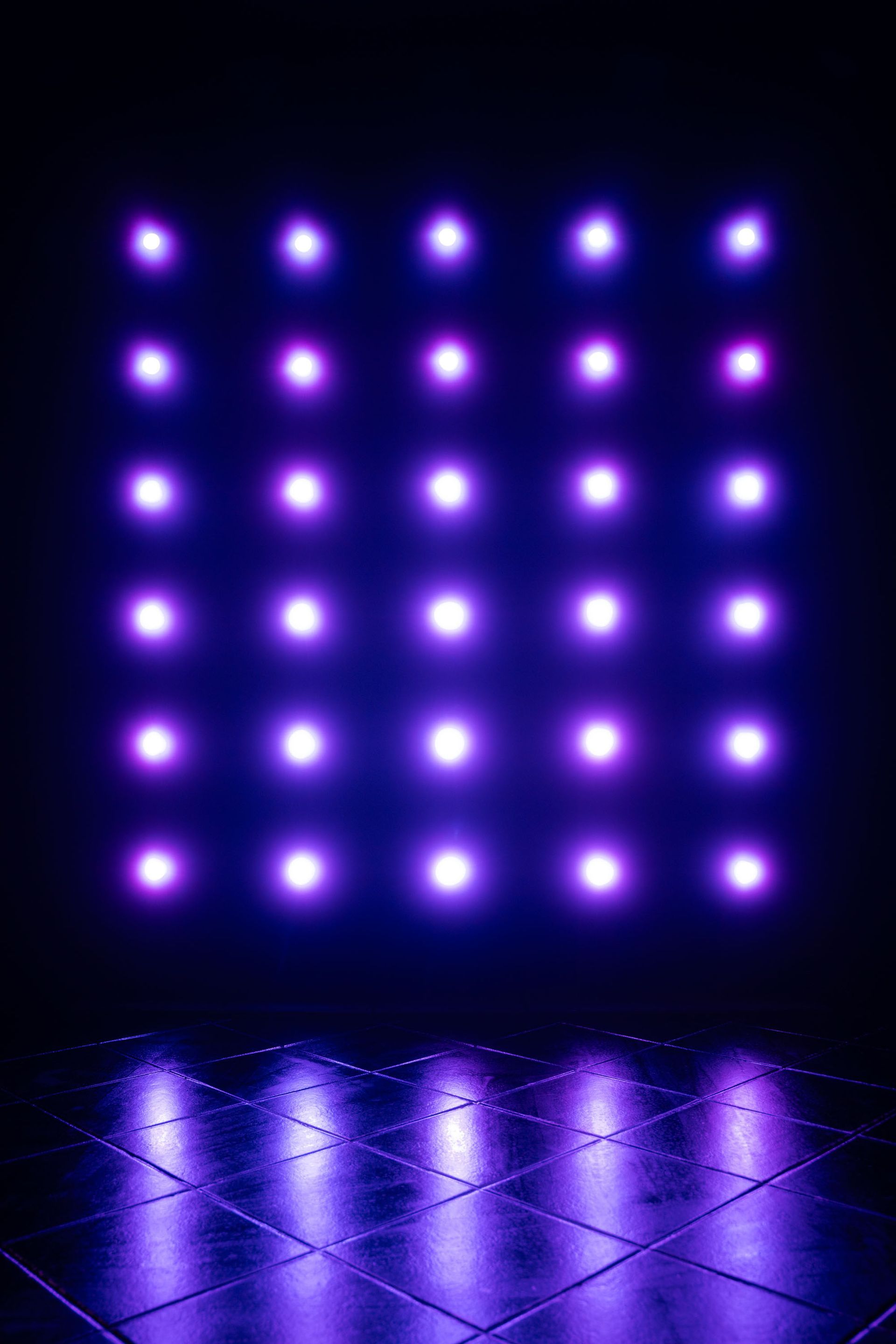 Violett leuchtende LED-Wand mit intensivem Farbverlauf in der Black Room, RGB-Beleuchtung vollständig anpassbar