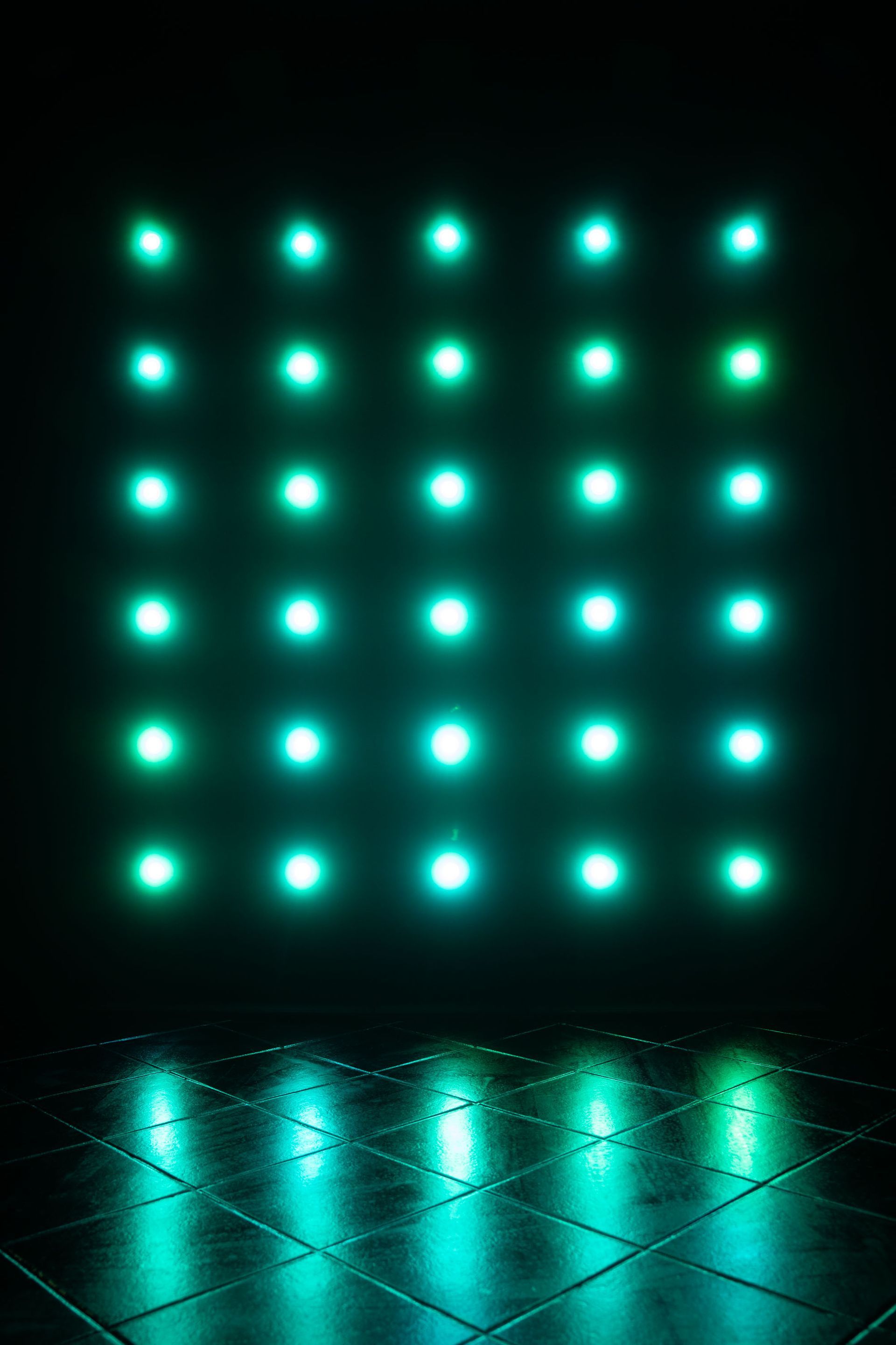 Türkise LED-Matrix-Wand in der Black Room, einzelne LEDs und Deckenbeleuchtung per Fernbedienung steuerbar