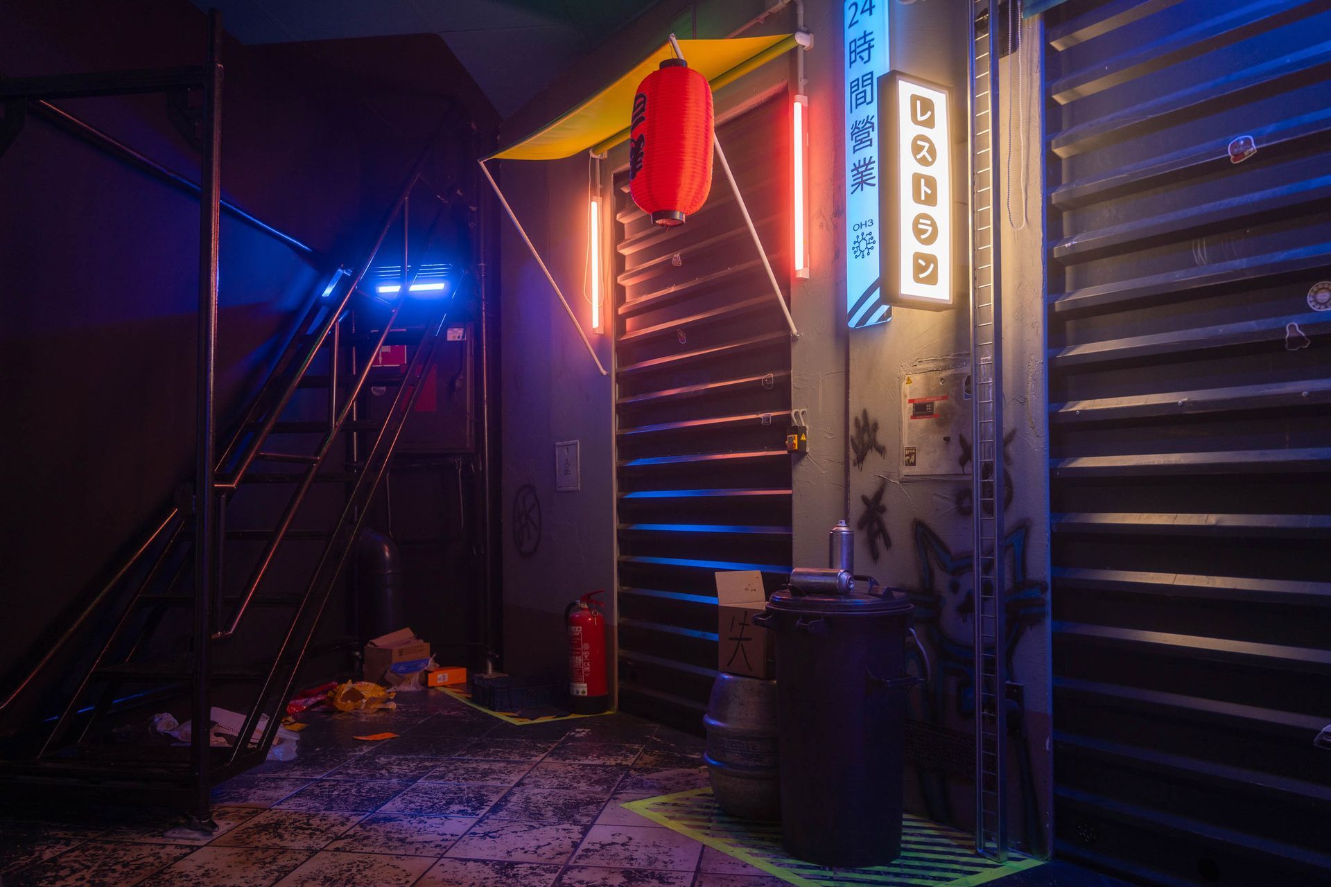 Cyberpunk-Gang mit Neonlichtern, roter Laterne und Metallstrukturen