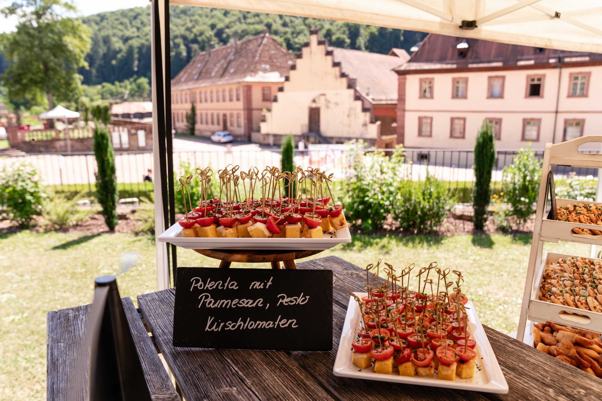 Sektempfang im
Kräutergarten der Orangerie des Kloster Bronnbach, Snacks