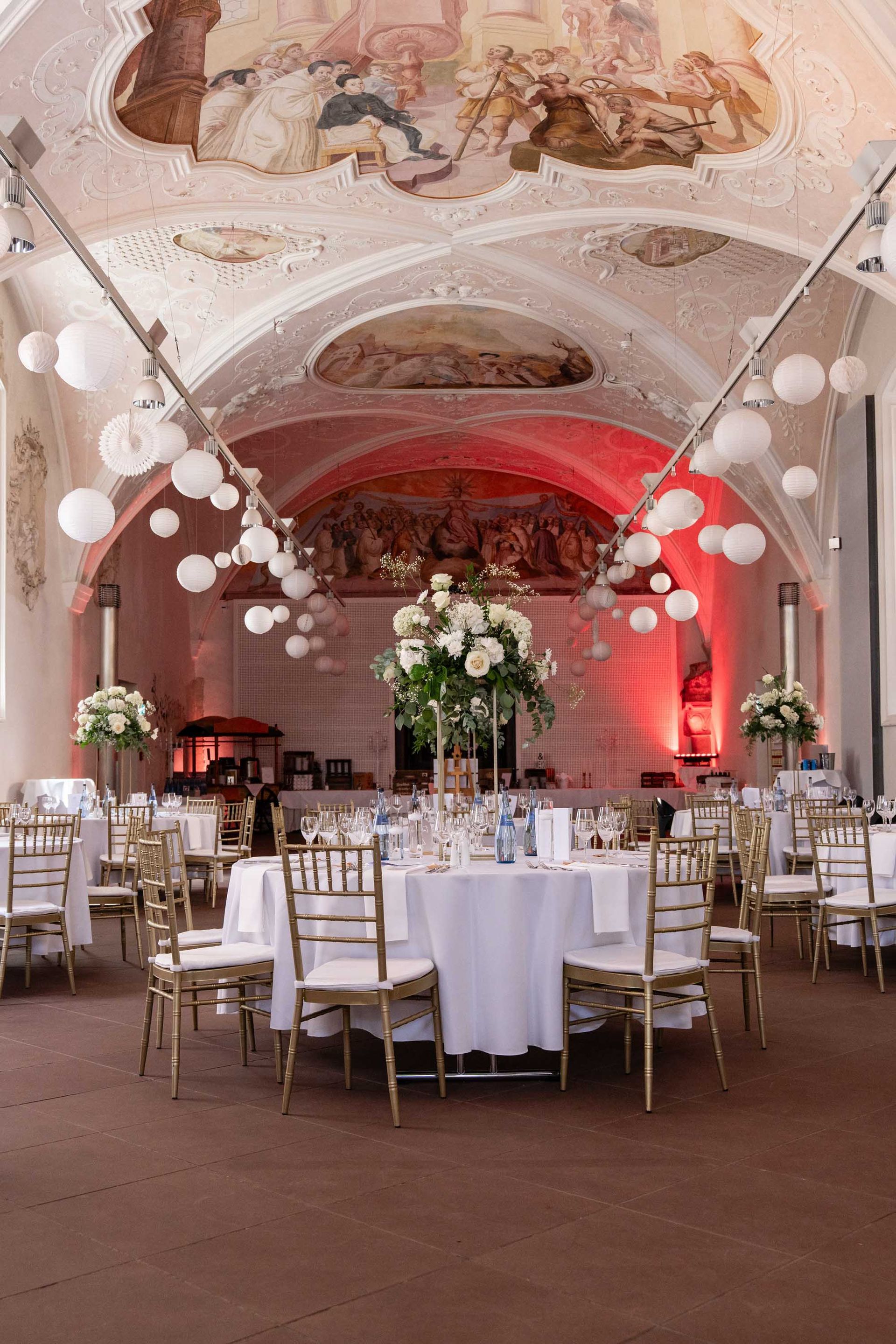 Hochzeitsfeier im Bernhardsaal, Tischdekoration, ganzer Saal.
