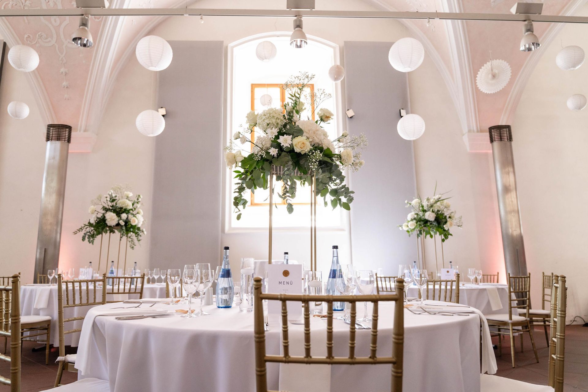 Hochzeitsfeier im Bernhardsaal, Tischdekoration, Blumengesteck.