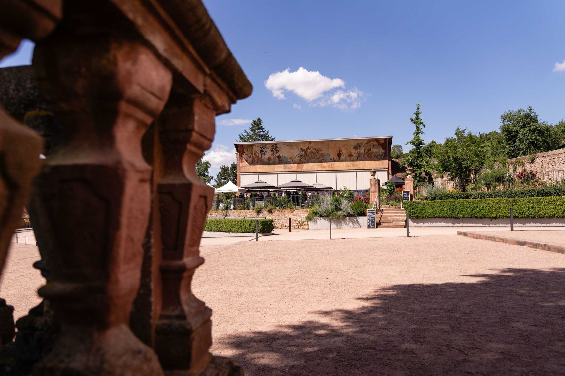 Sektempfang im
Kräutergarten der Orangerie des Kloster Bronnbach, Außenansicht