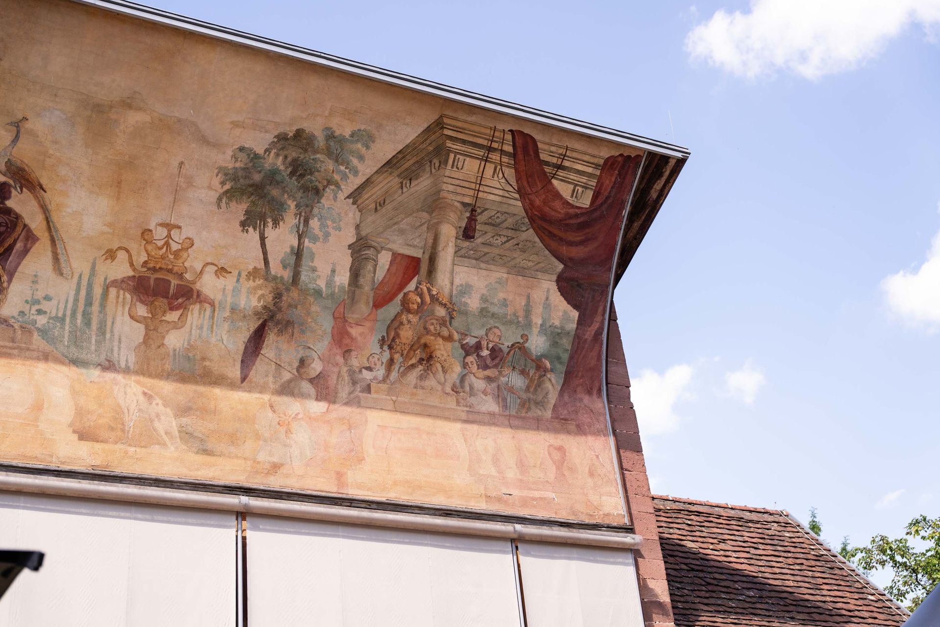 Sektempfang im
Kräutergarten der Orangerie des Kloster Bronnbach, Detail Gebäude