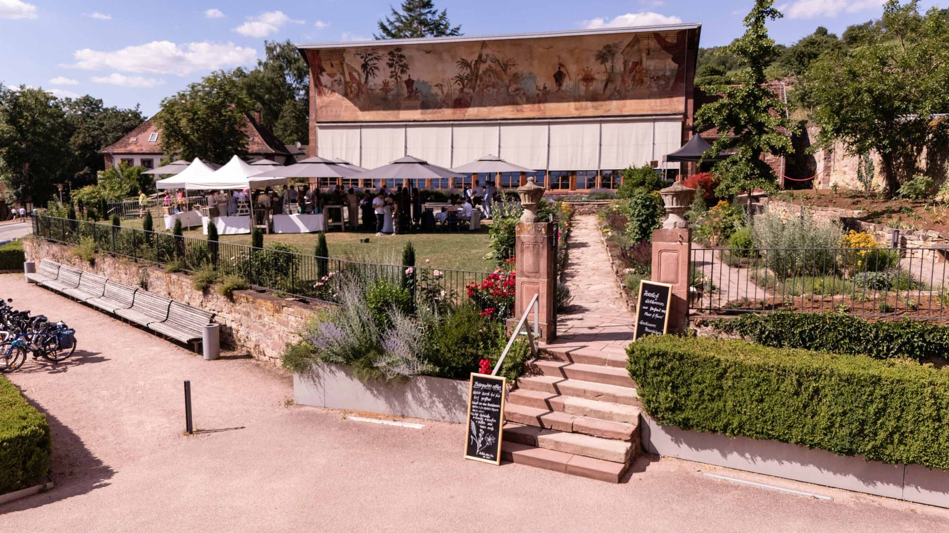 Sektempfang im
Kräutergarten der Orangerie des Kloster Bronnbach, Drohnenaufnahme