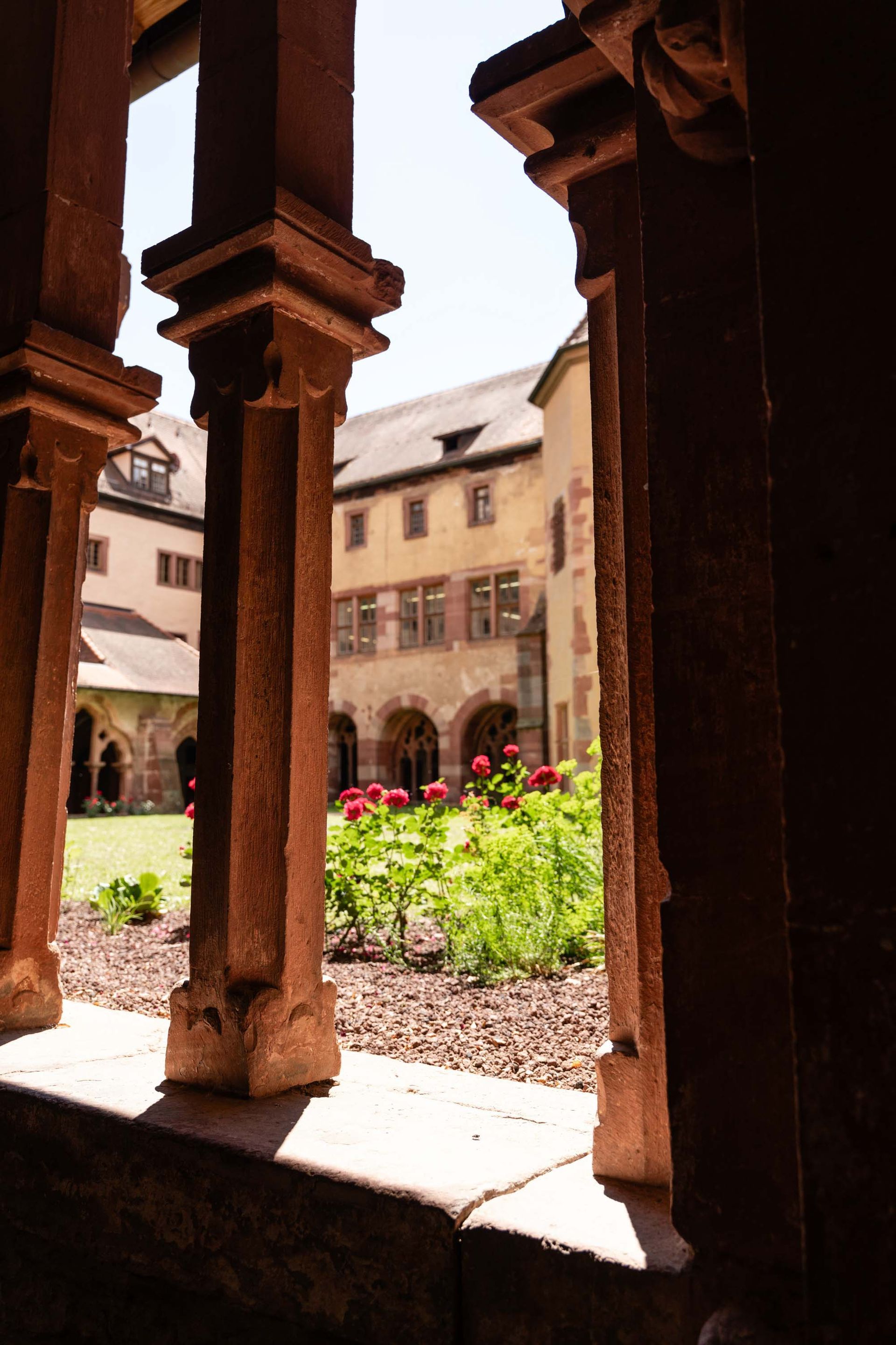 Kloster Bronnbach im Kreuzgang. Blick in den Innenhof.