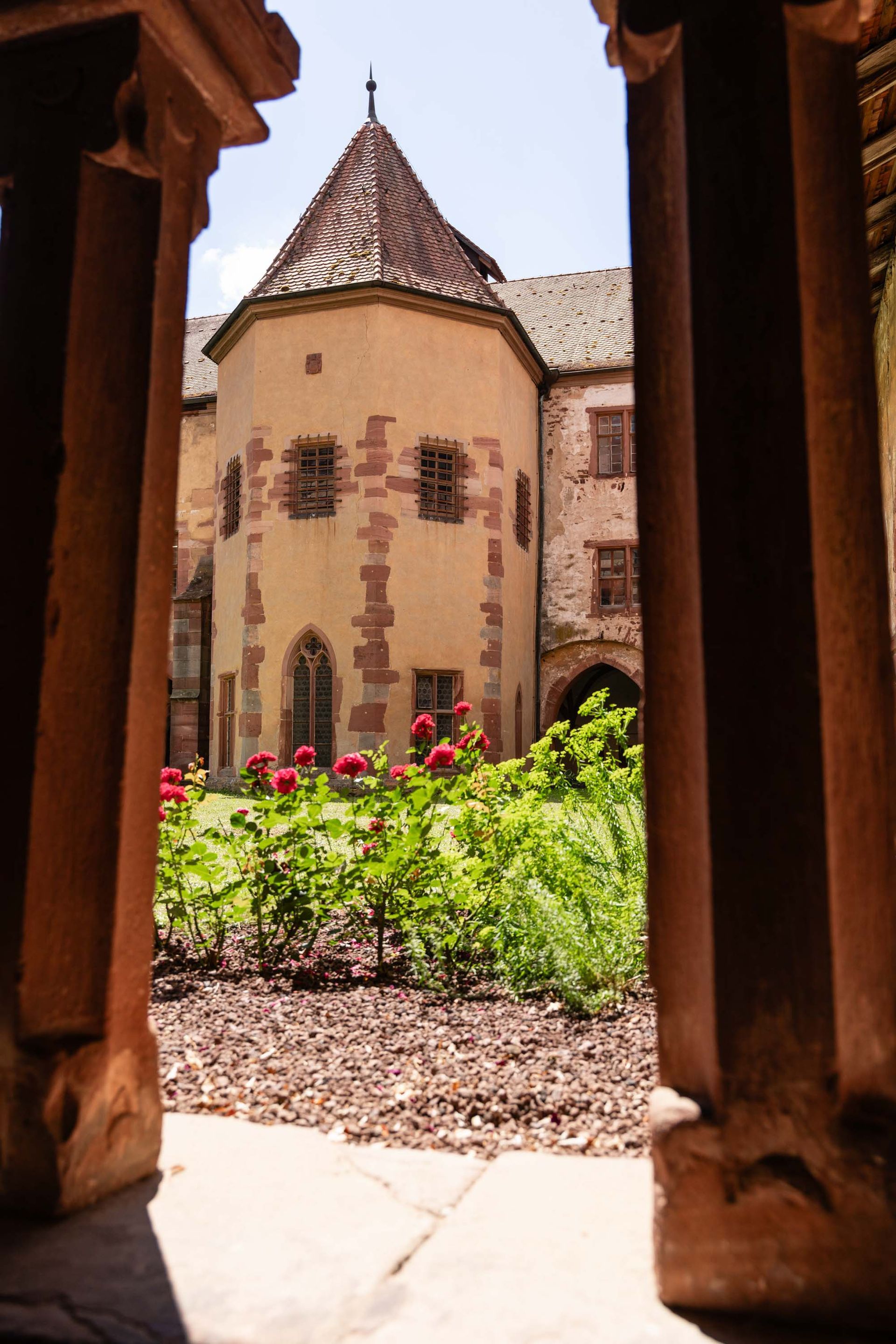 Historisches Gebäude mit Türmen und großen Bögen bei Sonnenschein – ideale Location für Hochzeitsfotografie.