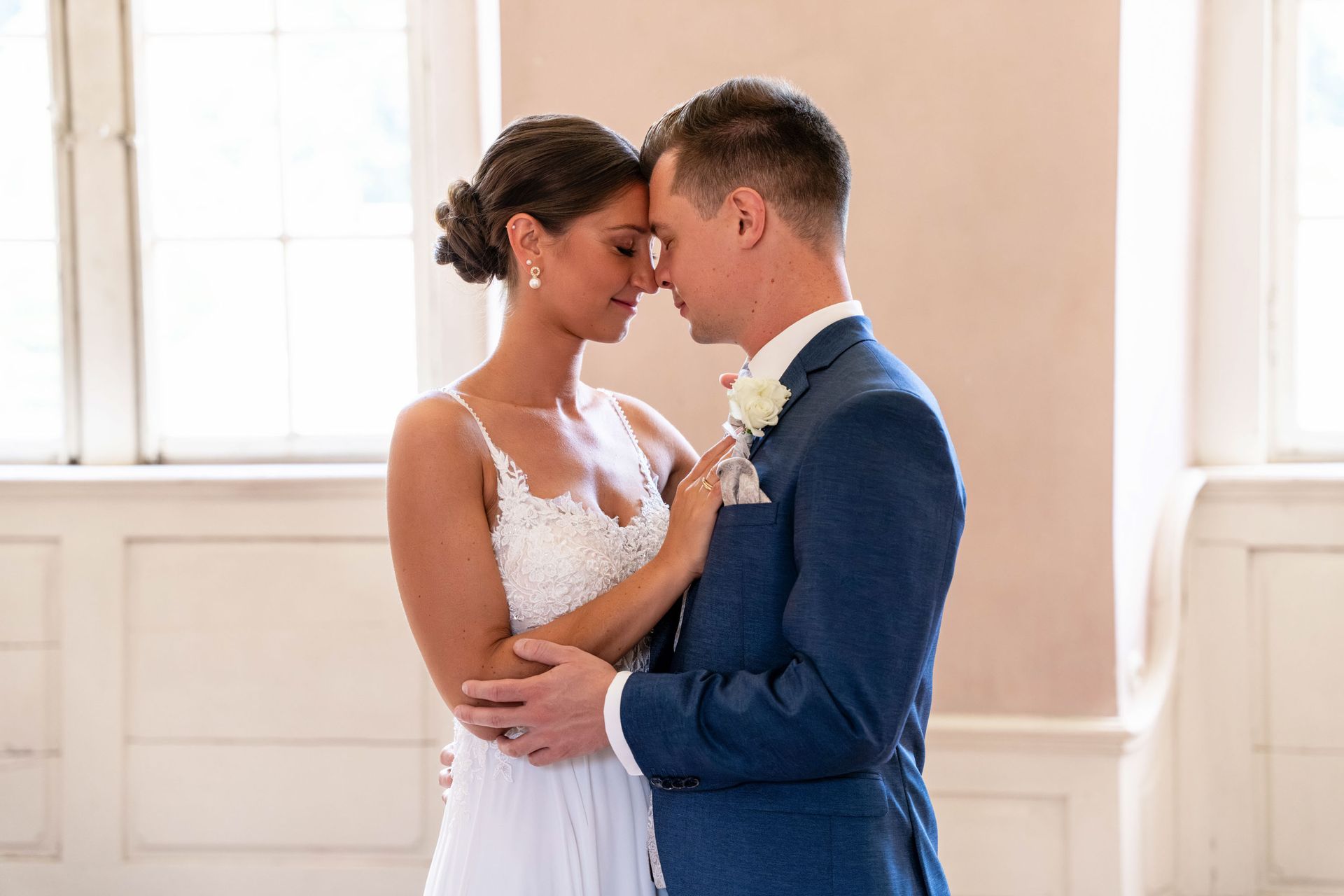 Brautpaarshooting Kloster Bronnbach in einem barocken Zimmer, Brautpaar steht in der Mitte und legen Stirn an Stirn.