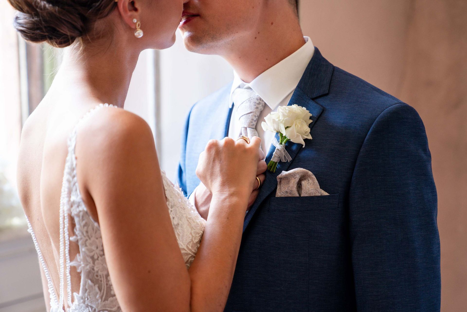 Brautpaarshooting Kloster Bronnbach in einem barocken Zimmer, Deteilfoto Brautpaar küsst sich.