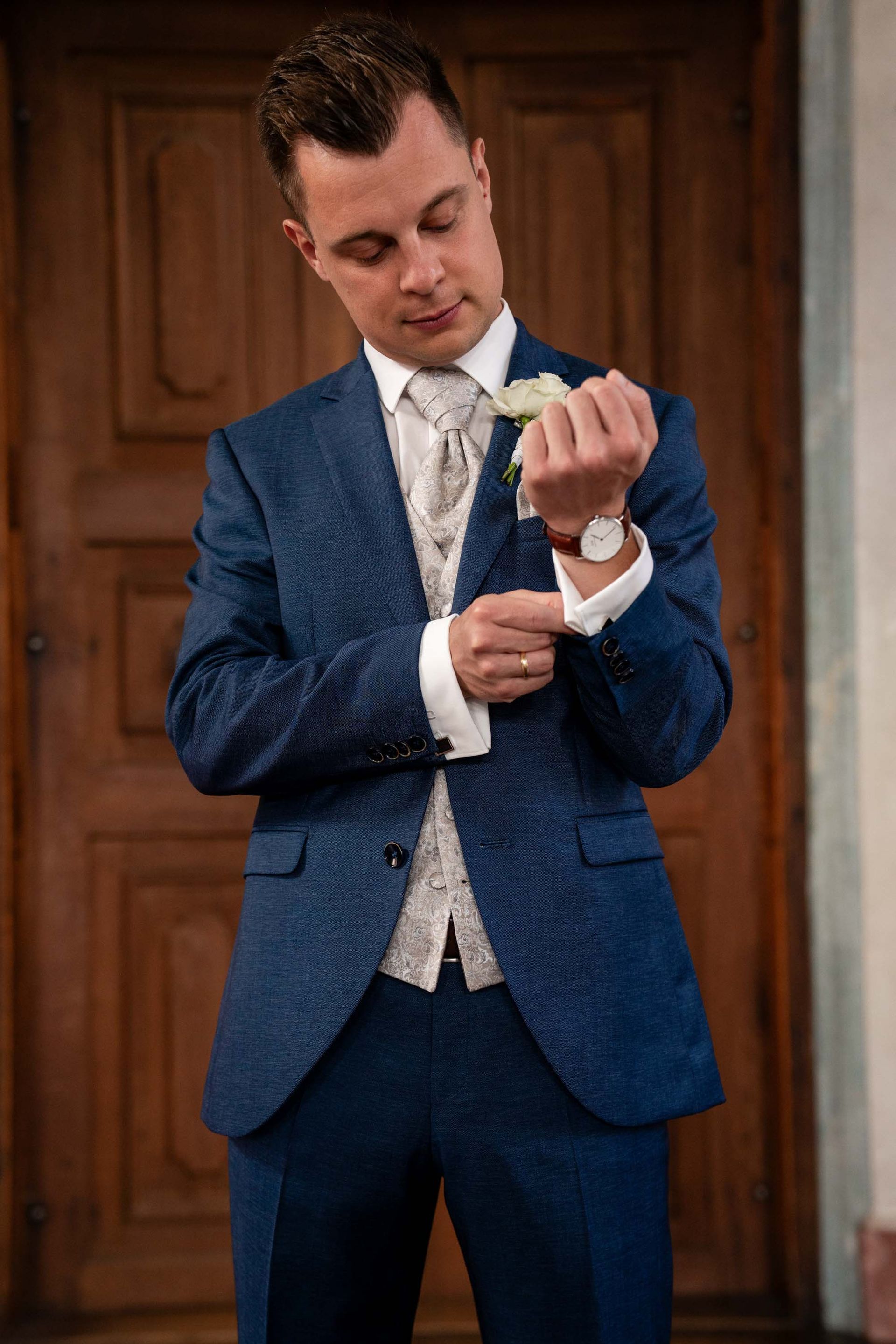 Brautpaarshooting Kloster Bronnbach im Josephsaal, mit Bräutigam im Anzug