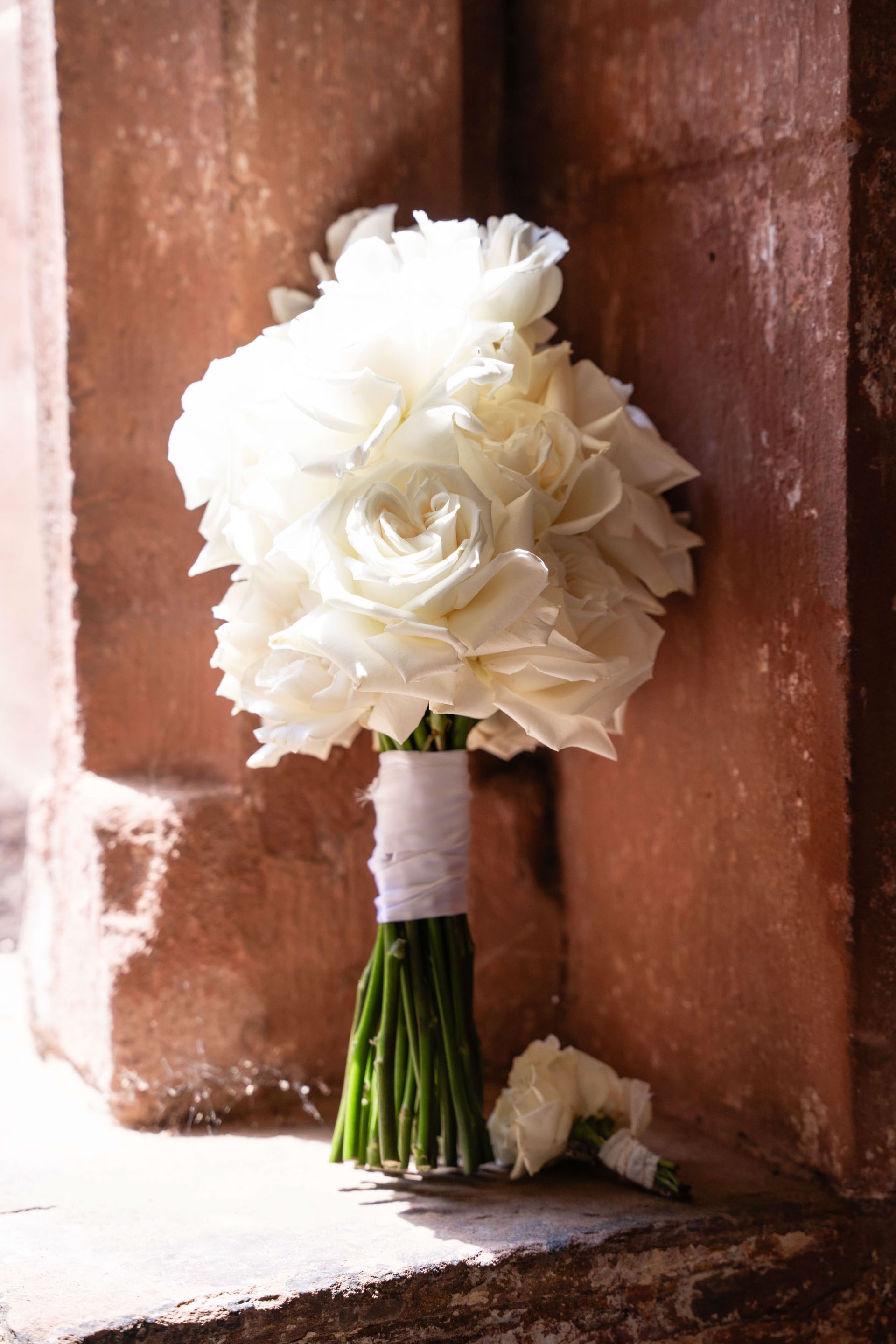 First Look im Kreuzgang Kloster Bronnbach, Brautstrauß im Fenster