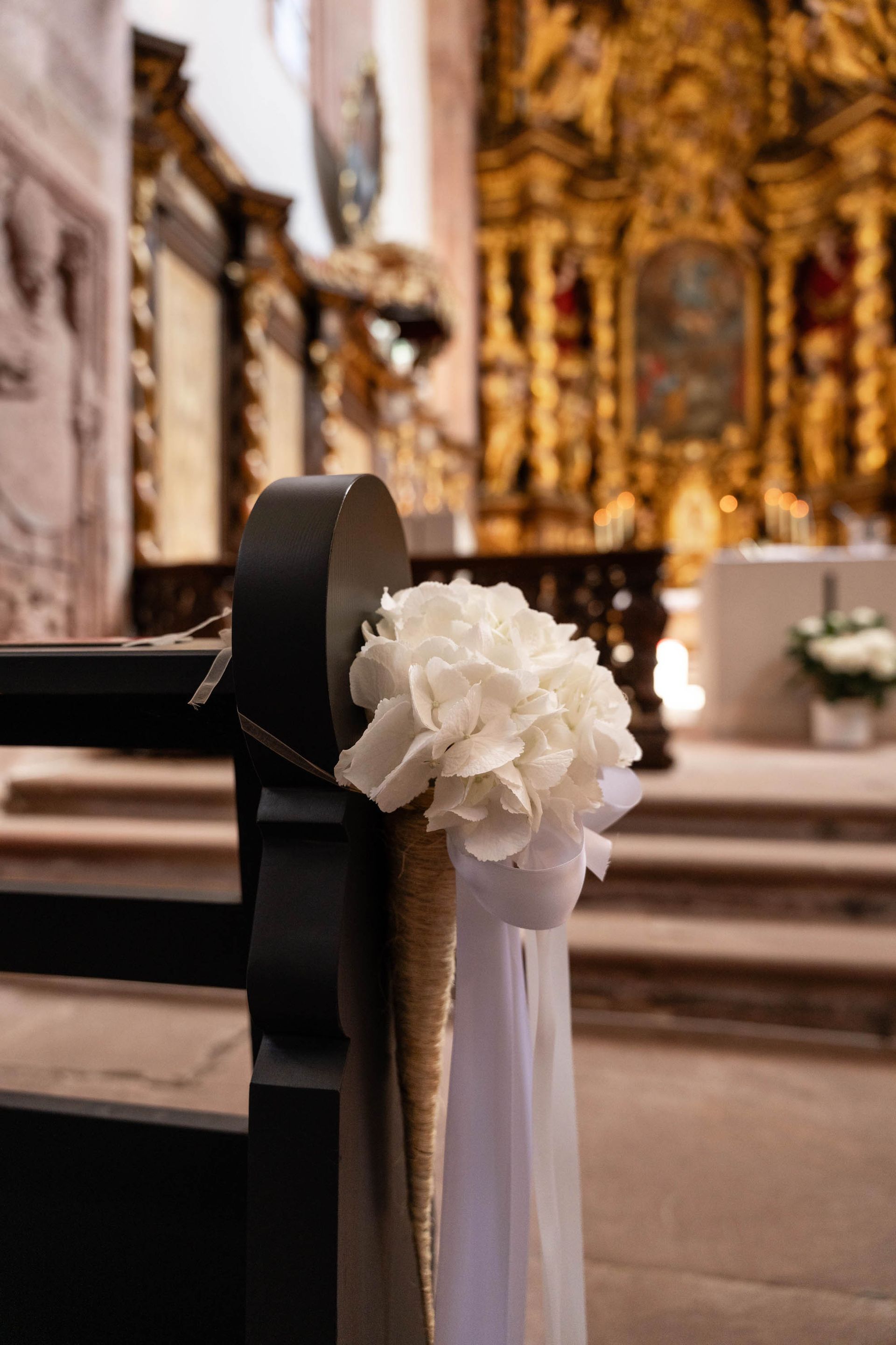 Klosterkirche im Kloster Bronnbach mit Blumendekoration.