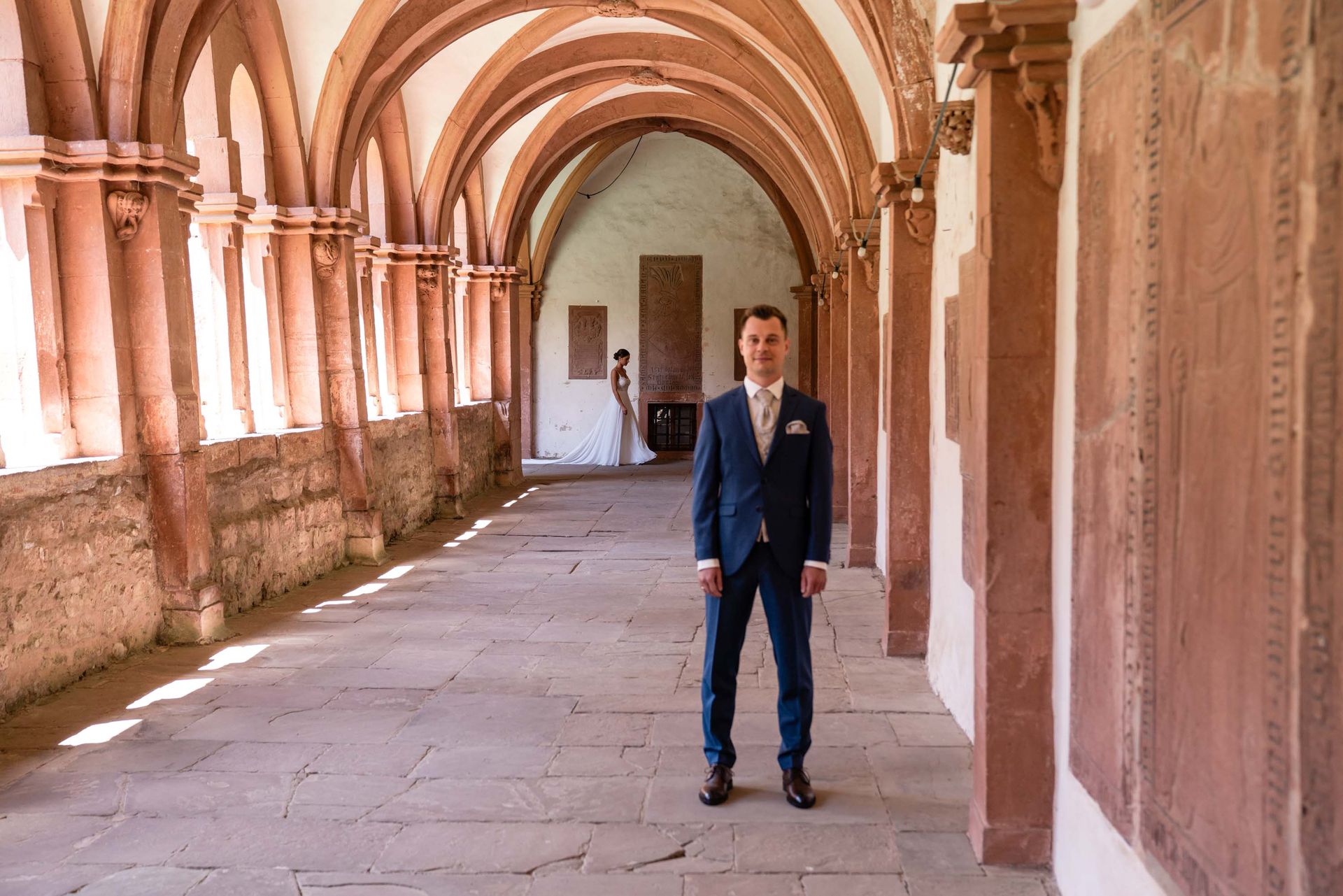 First Look im Kreuzgang Kloster Bronnbach, Braut läuft zum Bräutigam