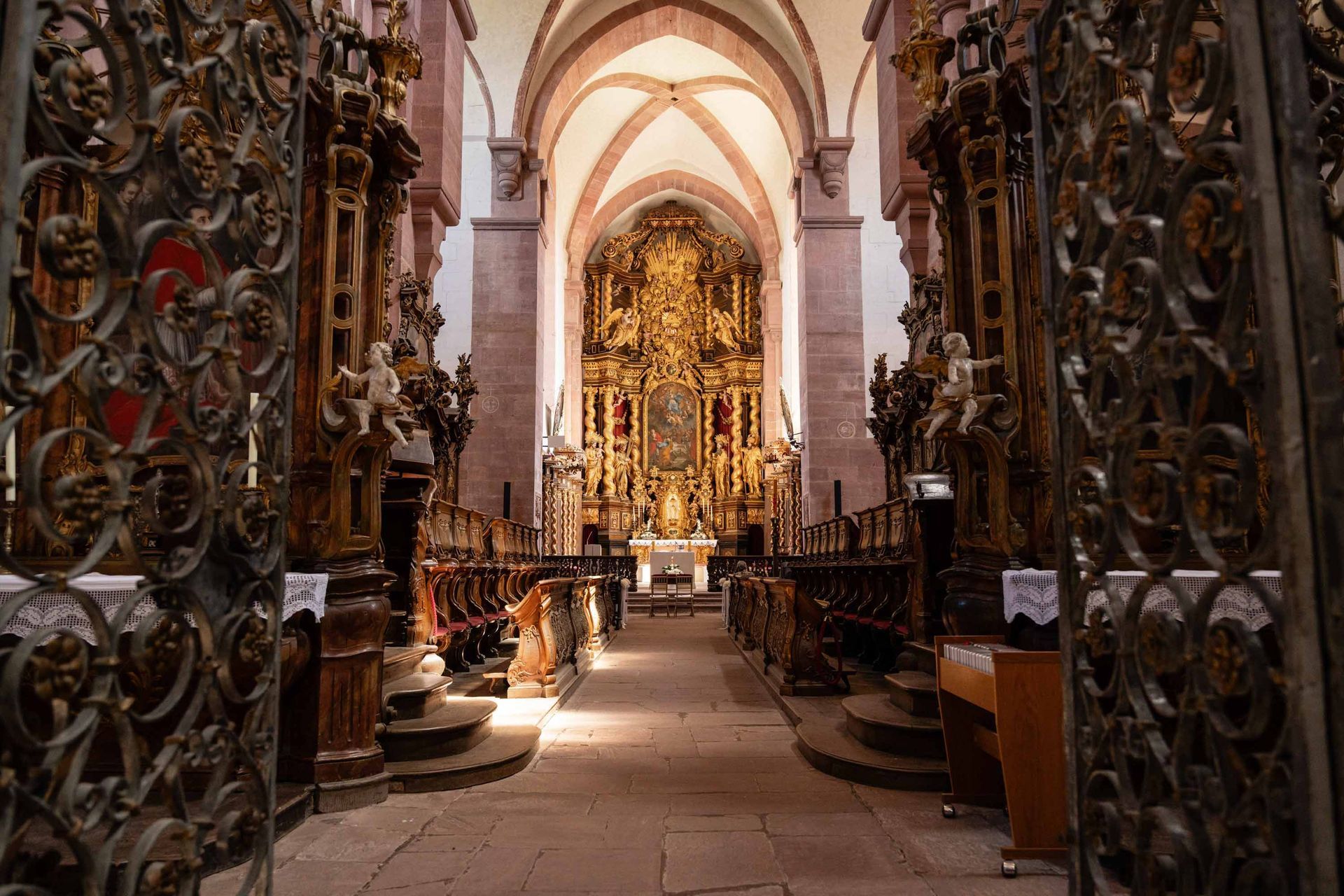 Klosterkirche im Kloster Bronnbach mit Altar und Blumendeko.