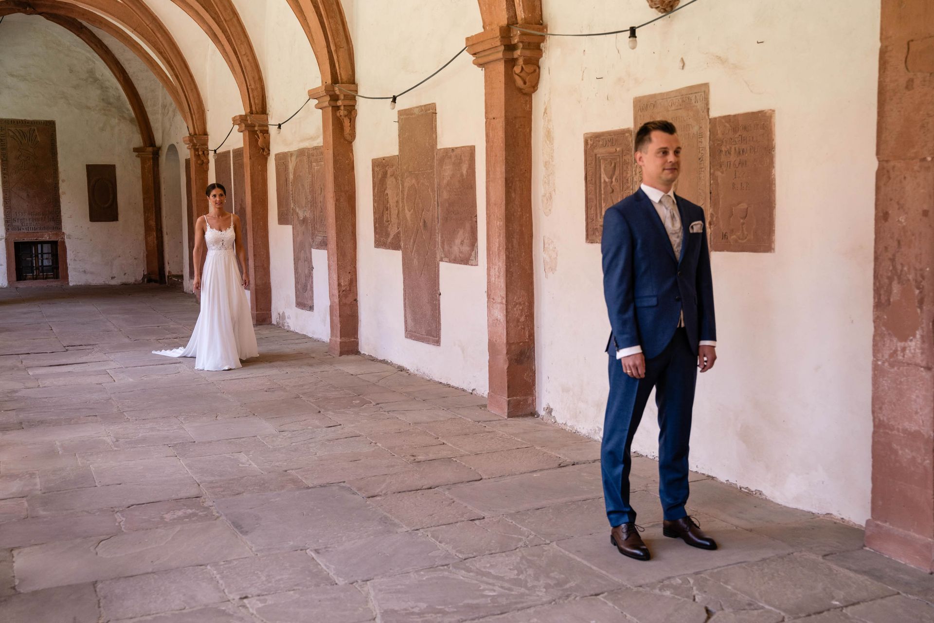 First Look im Kreuzgang Kloster Bronnbach, Braut läuft zum Bräutigam