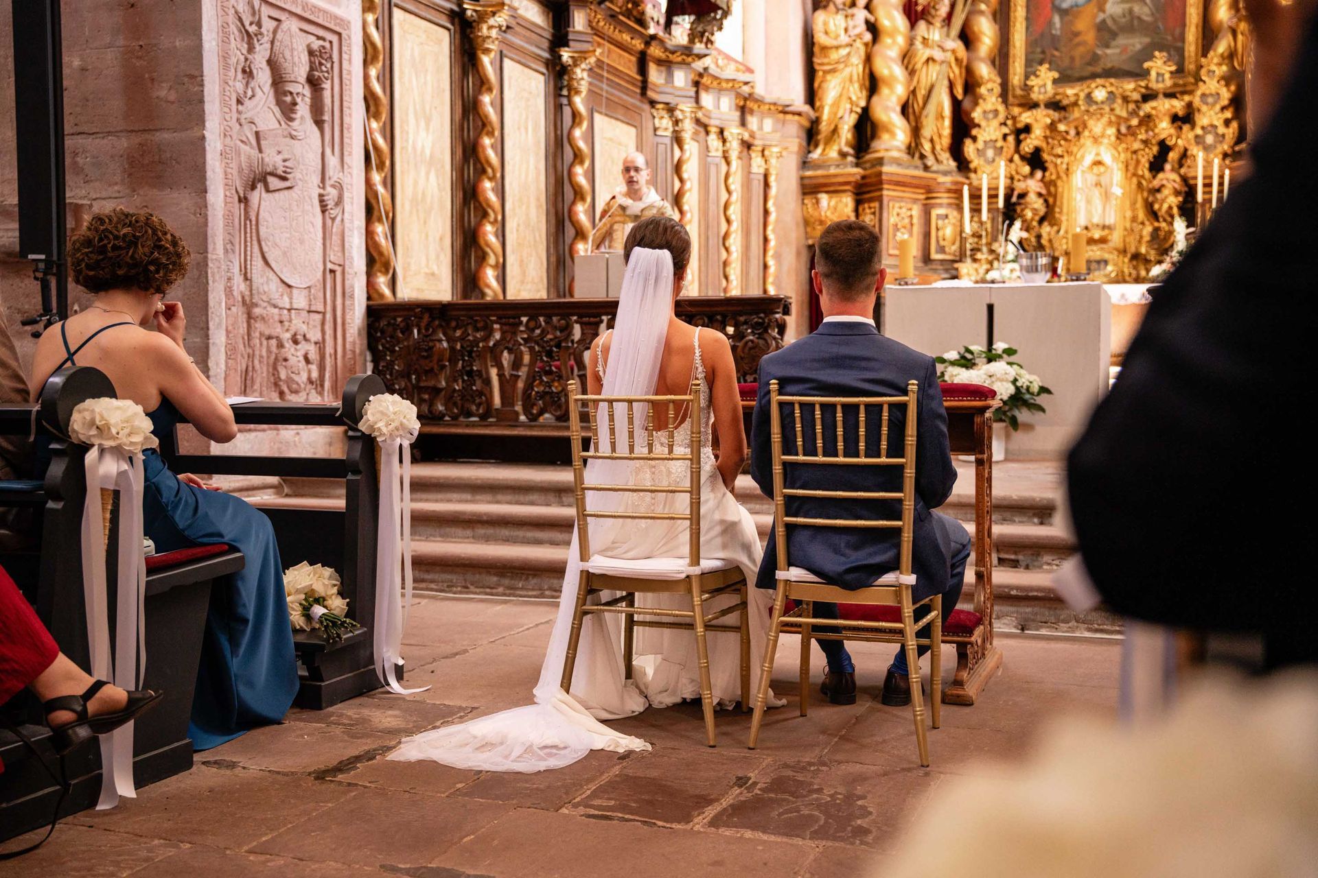 Klosterkirche im Kloster Bronnbach kirchliche Trauung, Brautpaar sitz vor dem Altar.