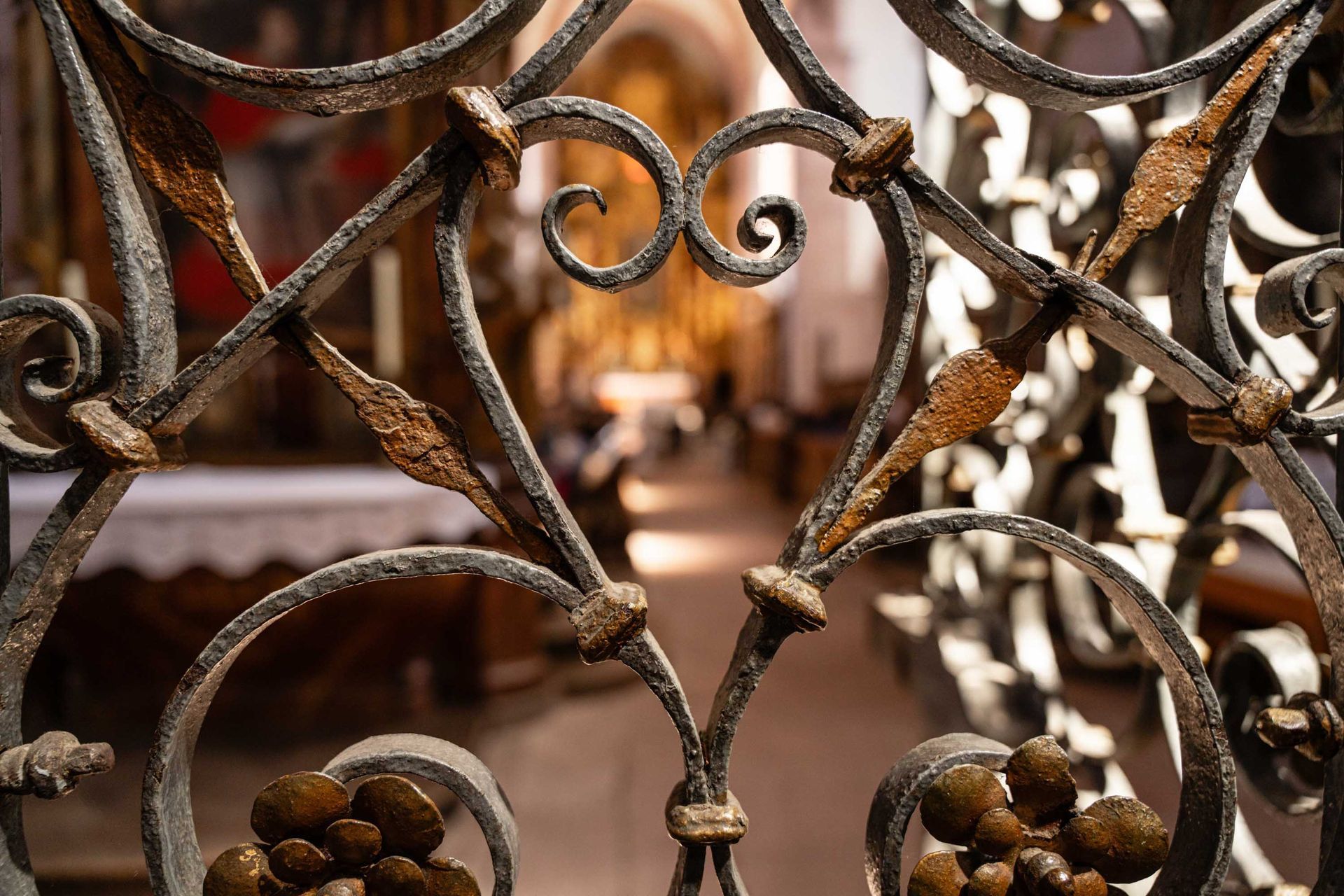 Klosterkirche im Kloster Bronnbach kirchliche Trauung, Brautpaar sitz vor dem Altar. Aufnahme von der Ferne. Brautpaar unscharf.