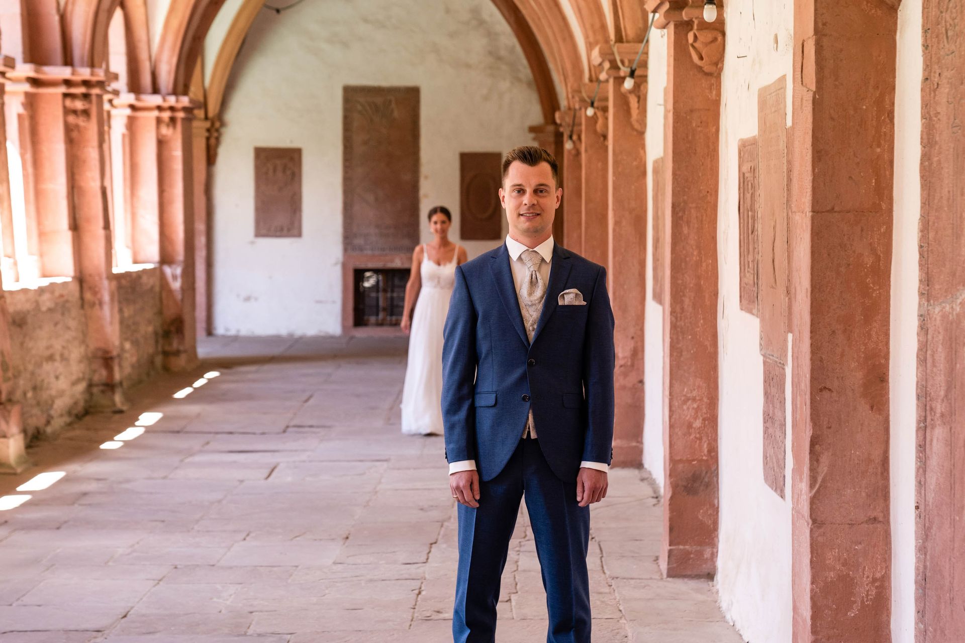 First Look im Kreuzgang Kloster Bronnbach, Braut läuft zum Bräutigam