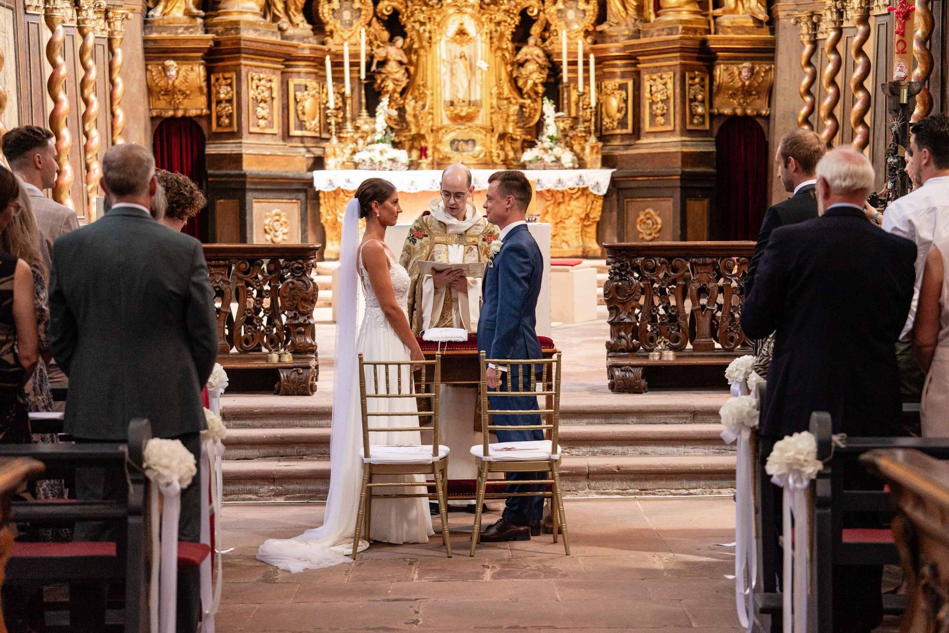 Klosterkirche im Kloster Bronnbach kirchliche Trauung, Brautpaar steht vor dem Altar und schauen sich an.